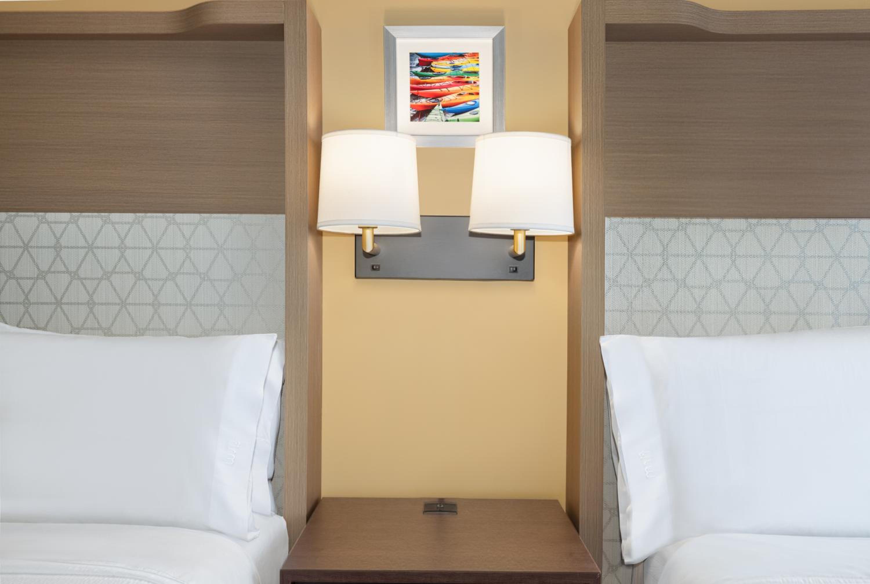 Standard Double Room with Two Double Beds thumbnail 6