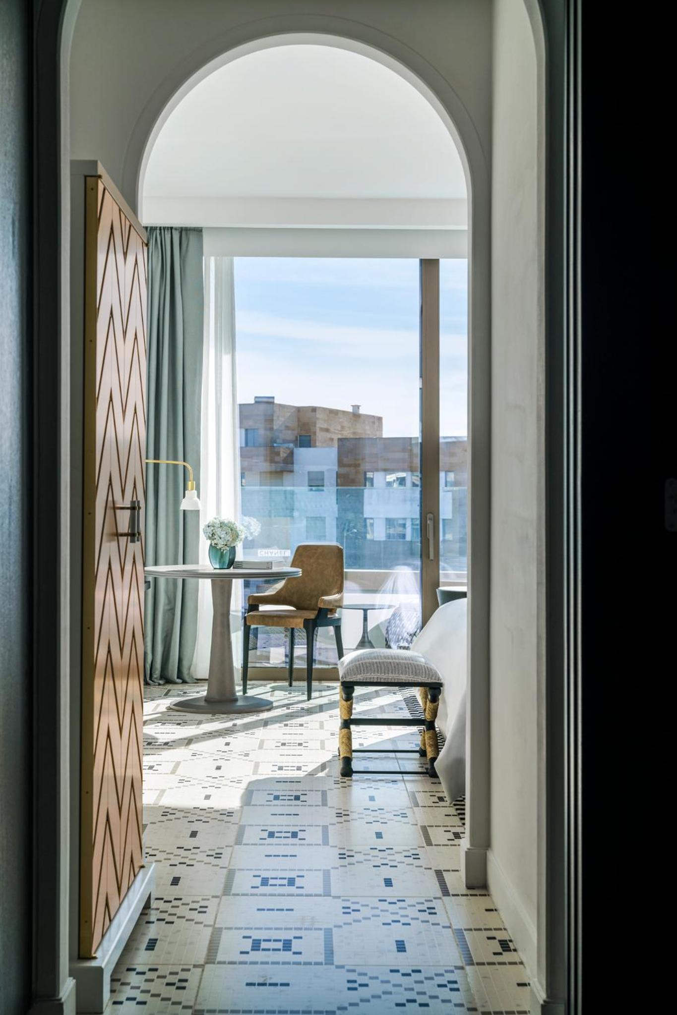 Fairmont King Room with Balcony and Ocean or City views - Photo 1