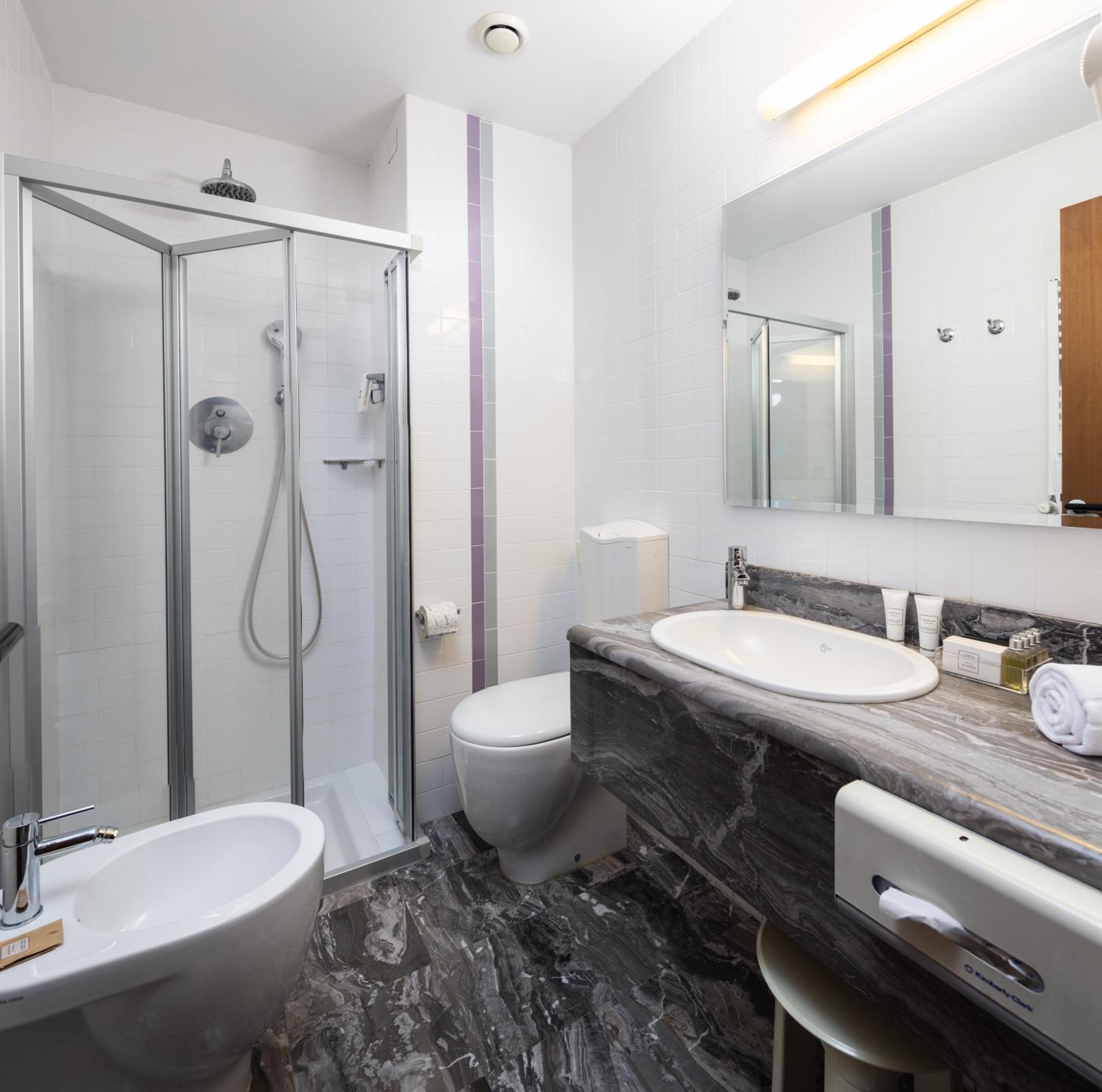 Standard Twin Room - Photo 3