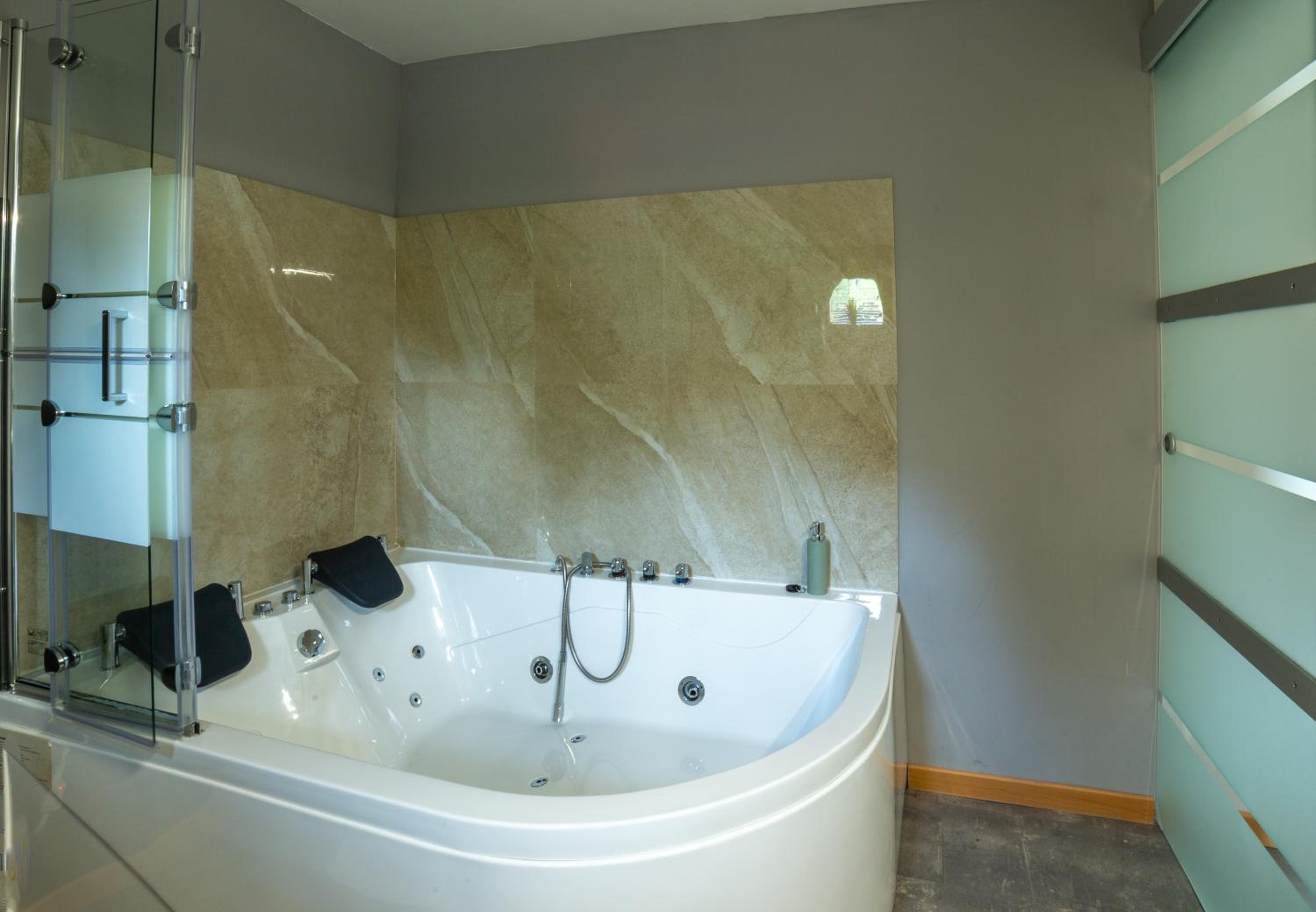 Suite with Hot Tub - Photo 3