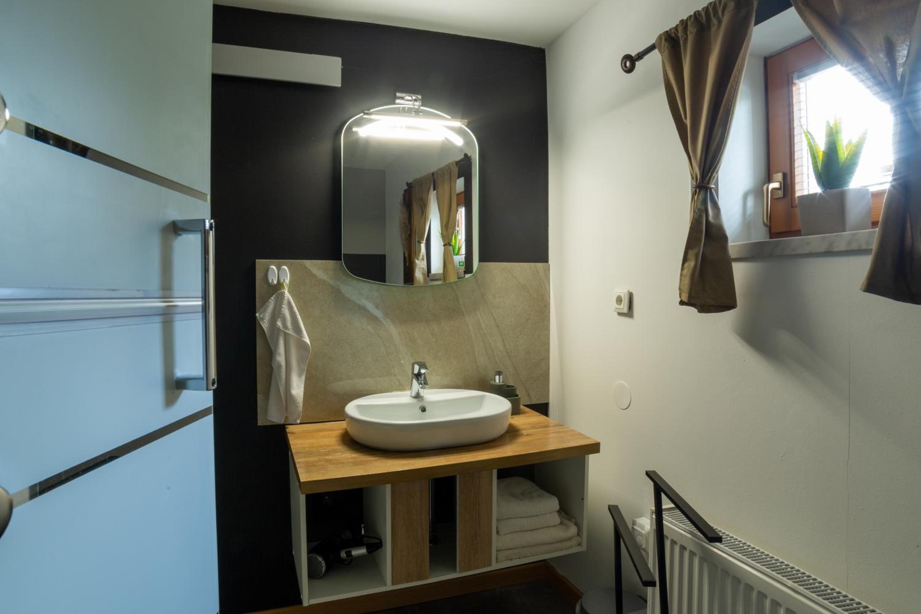 Suite with Hot Tub - Photo 8