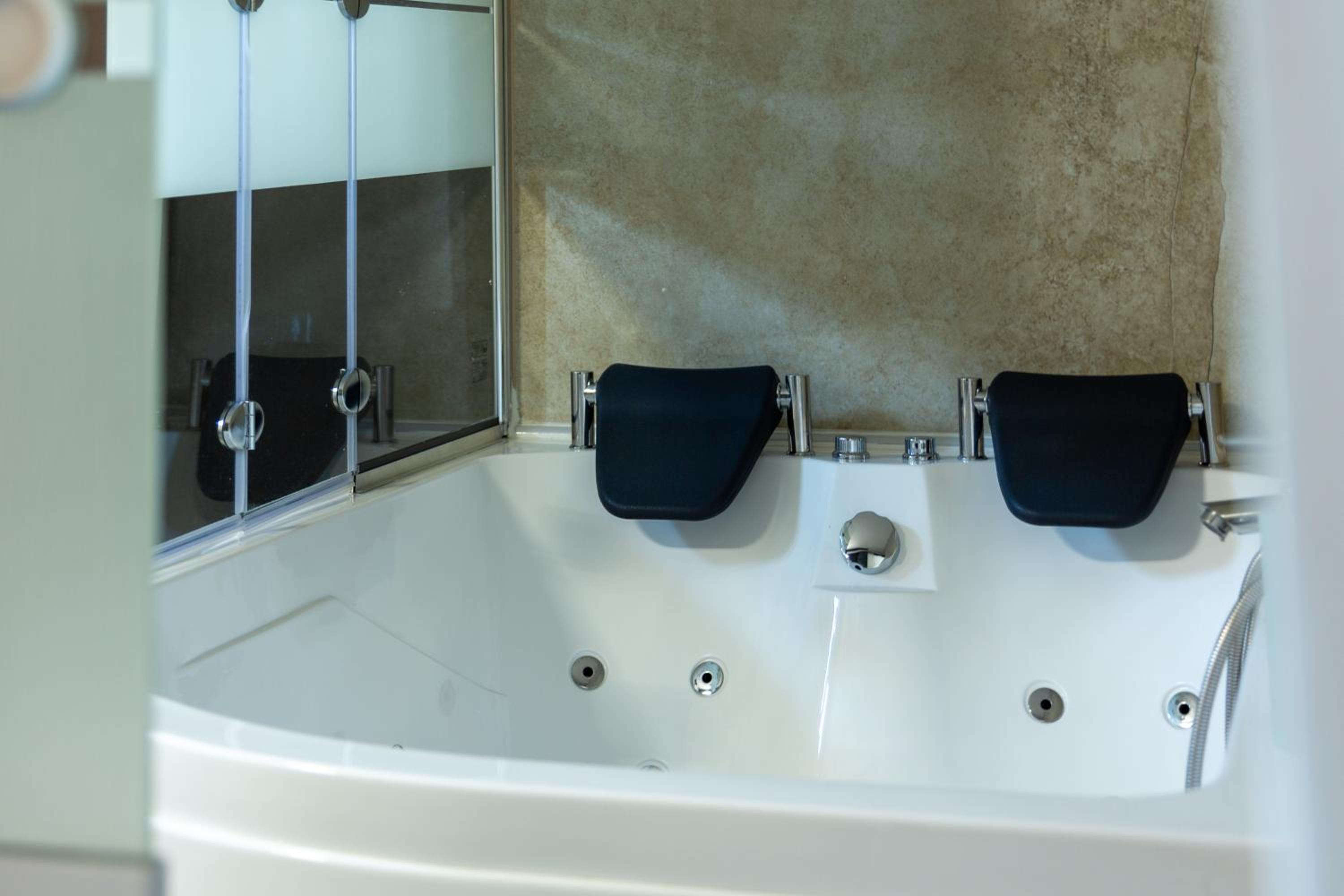 Suite with Hot Tub - Photo 6