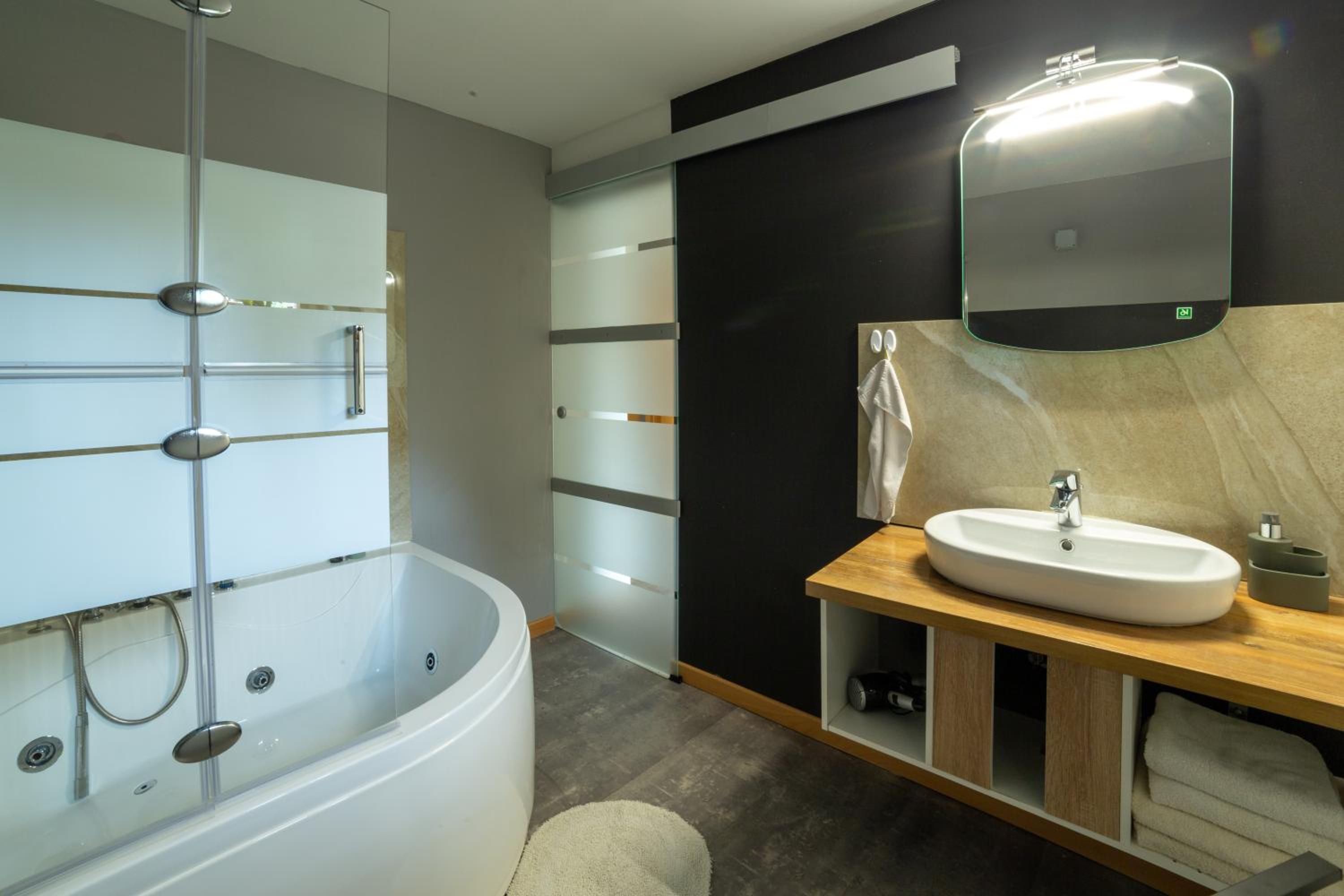 Suite with Hot Tub - Photo 2