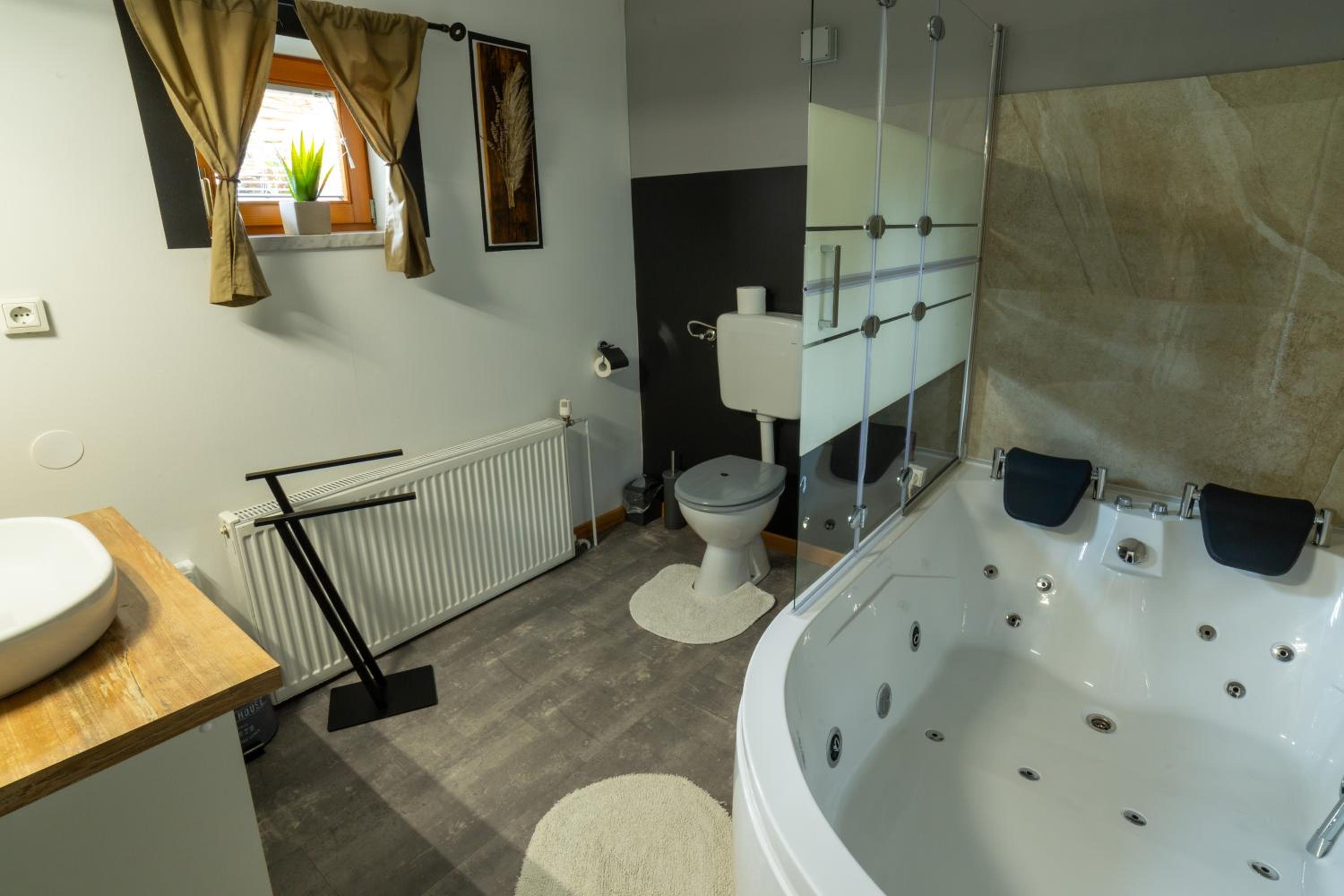 Suite with Hot Tub - Photo 9