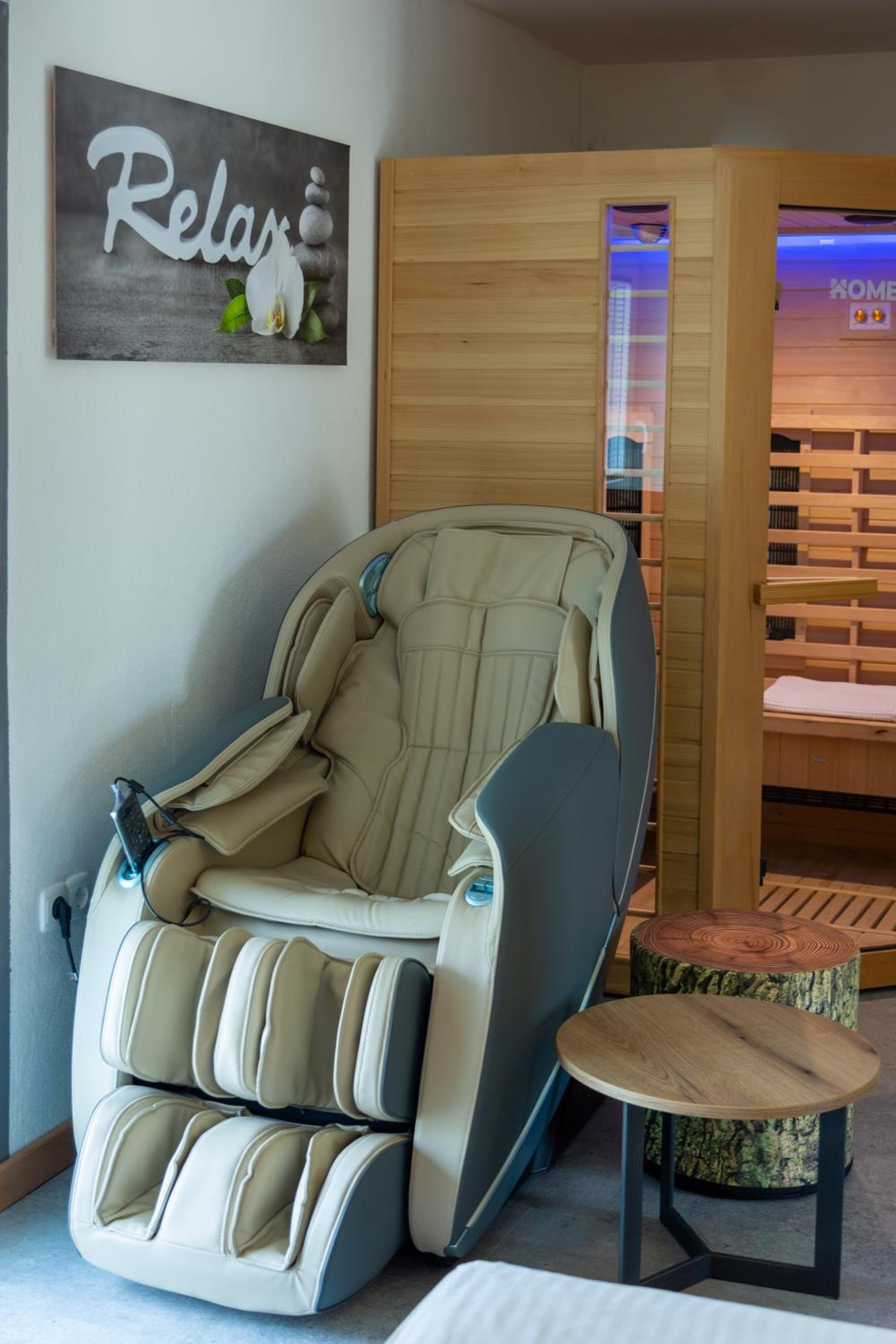 Suite with Hot Tub - Photo 5