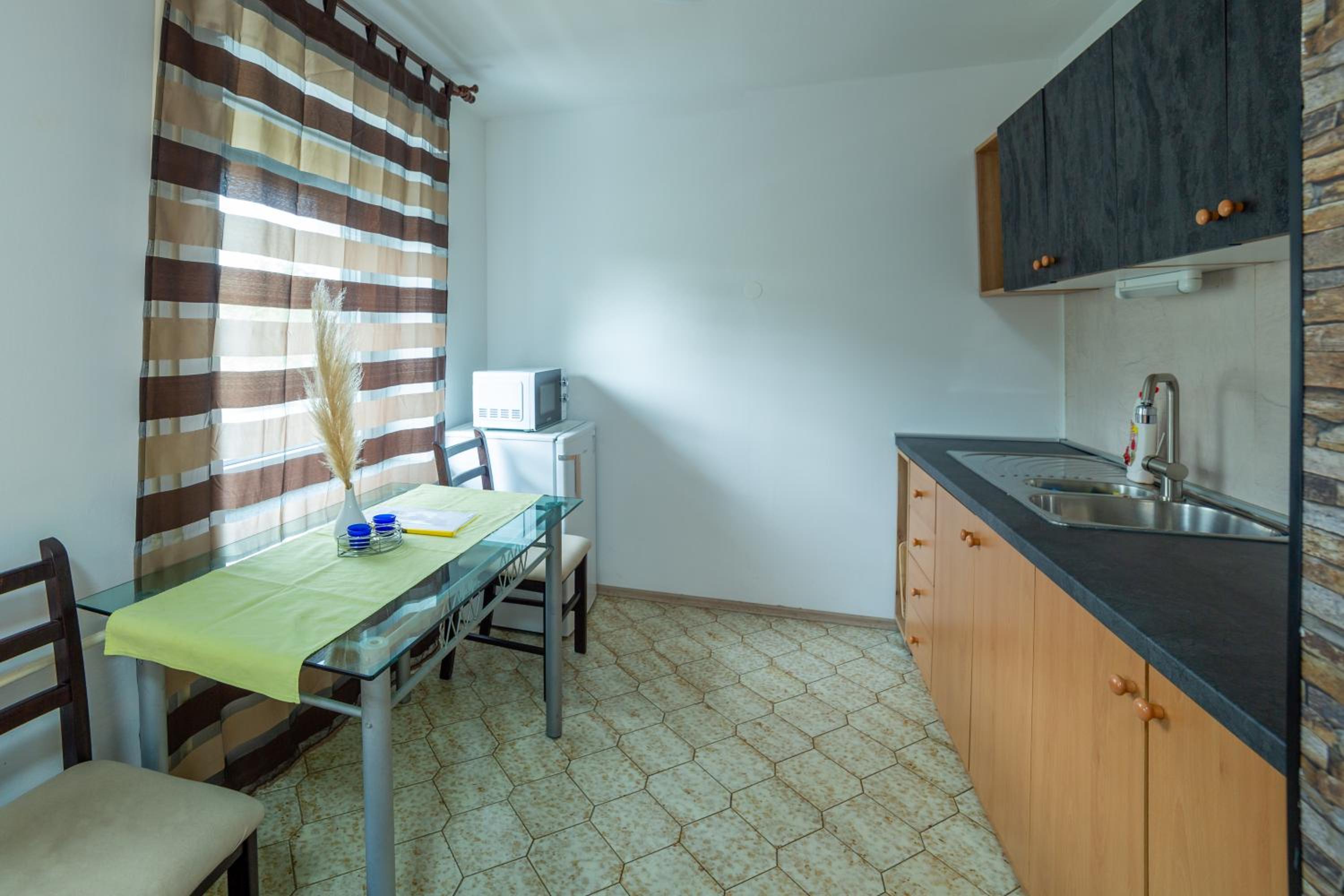 One-Bedroom Apartment - Photo 2