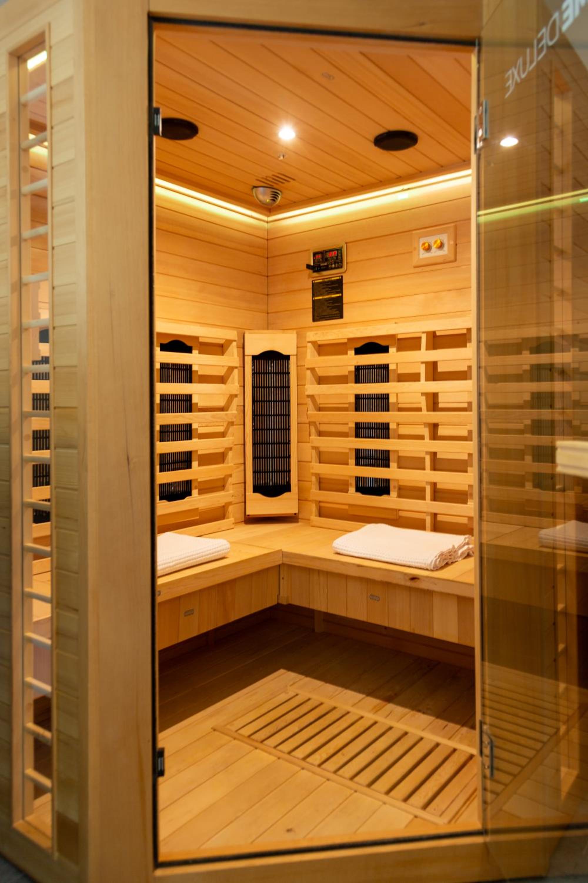 Suite with Hot Tub - Photo 4