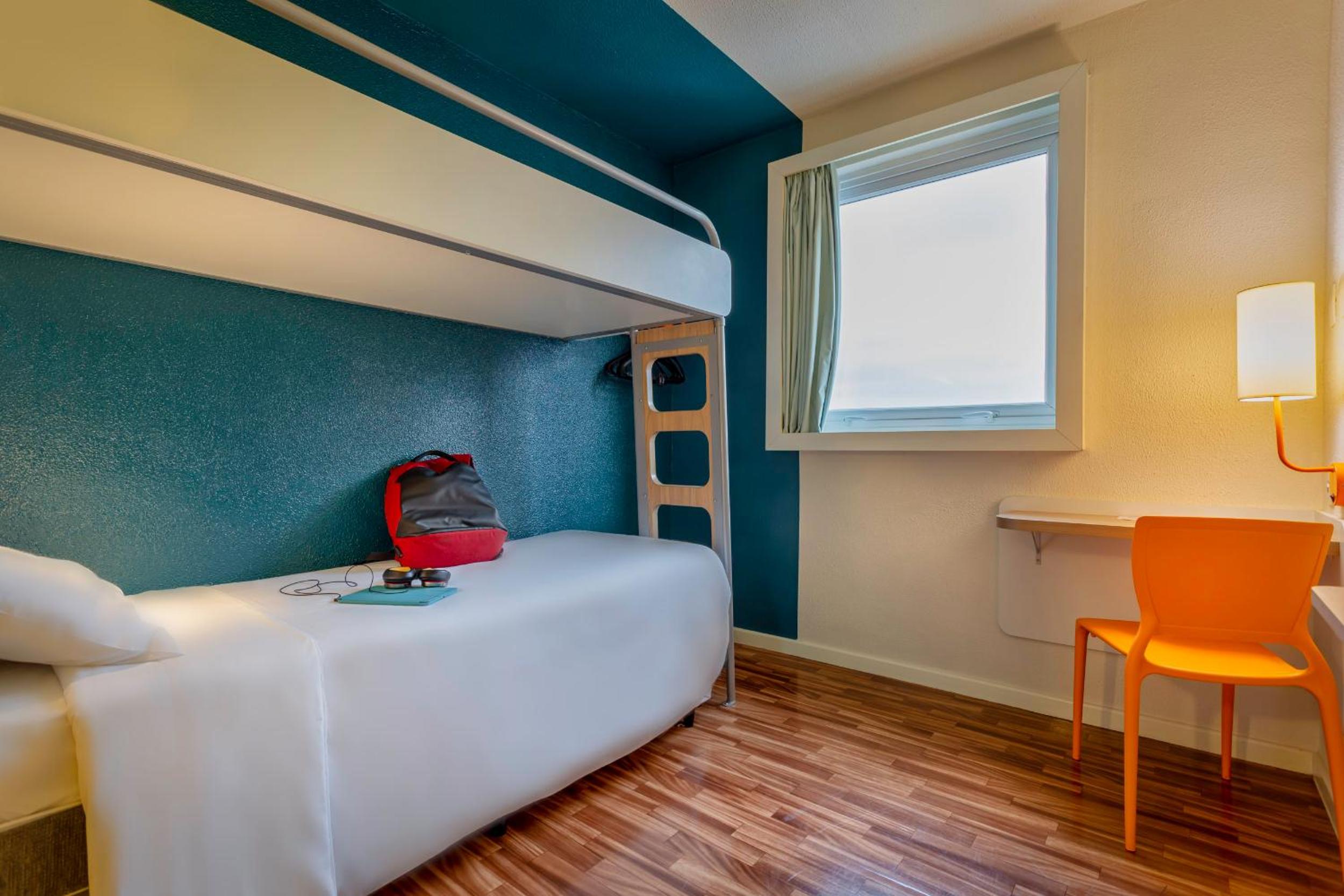 Standard Room with One Bunk Bed and One Auxiliary Bed