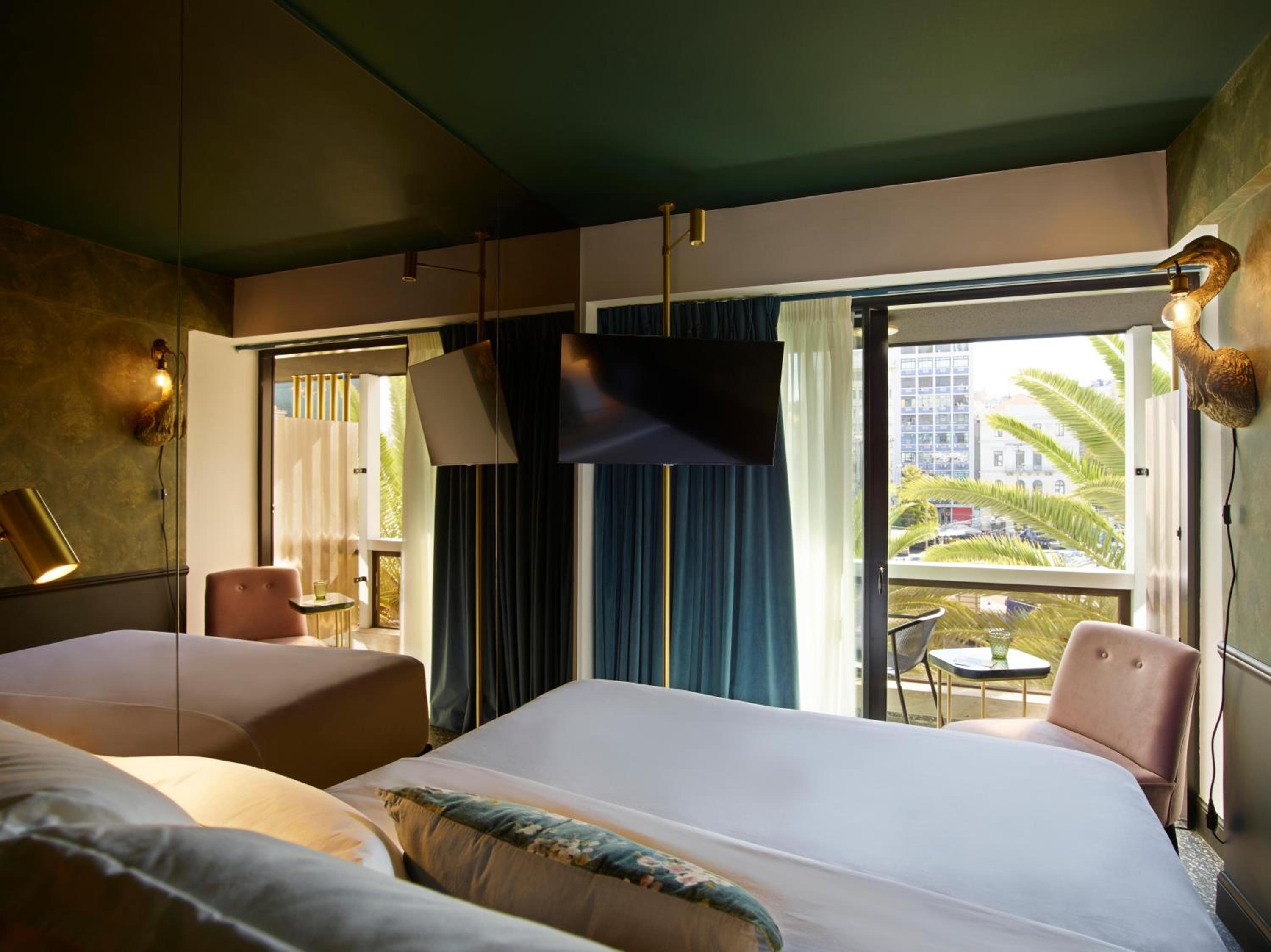 Savvy Room with Balcony & City View photo 1