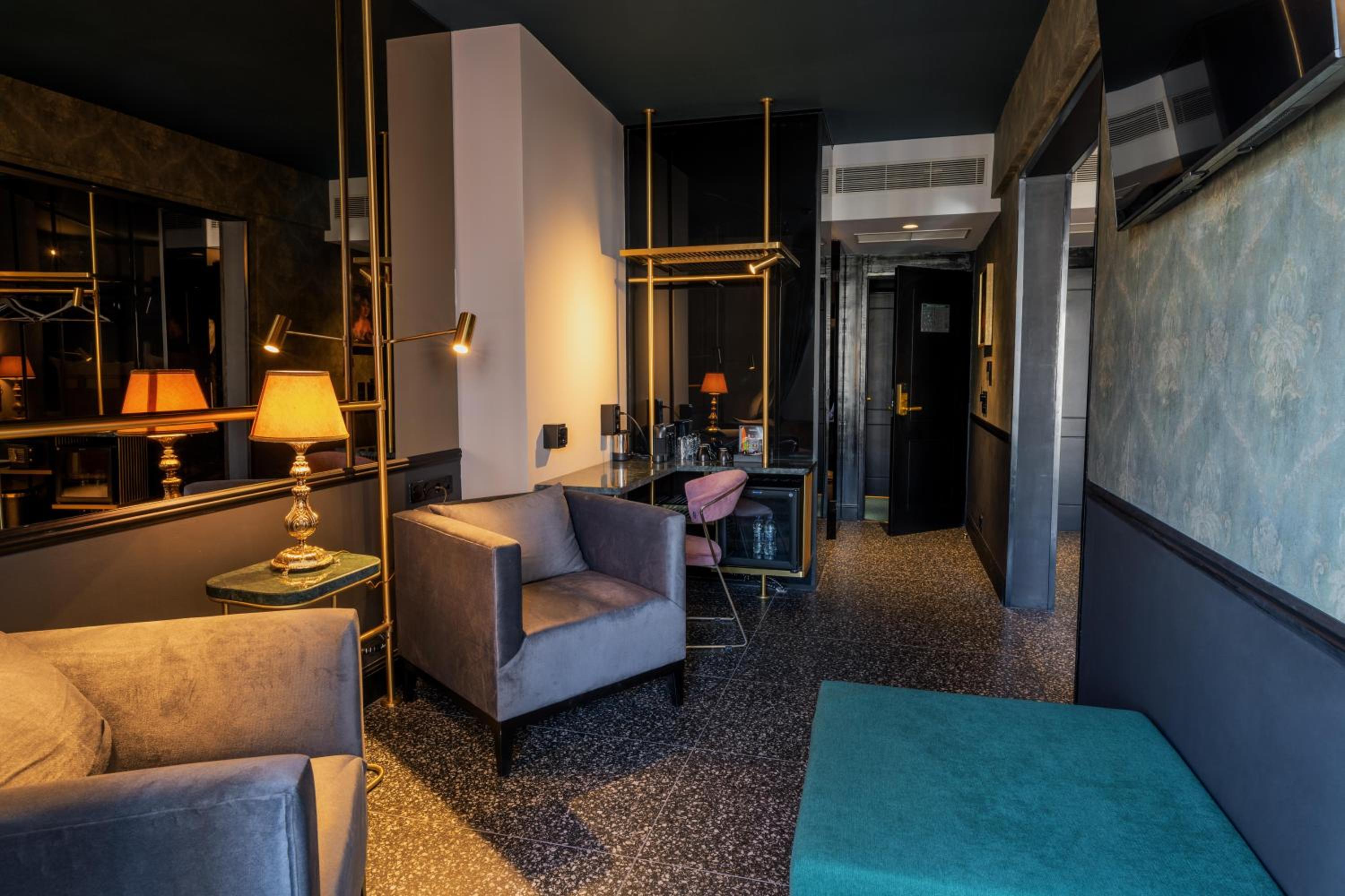 Junior Suite with Balcony and City View photo 1