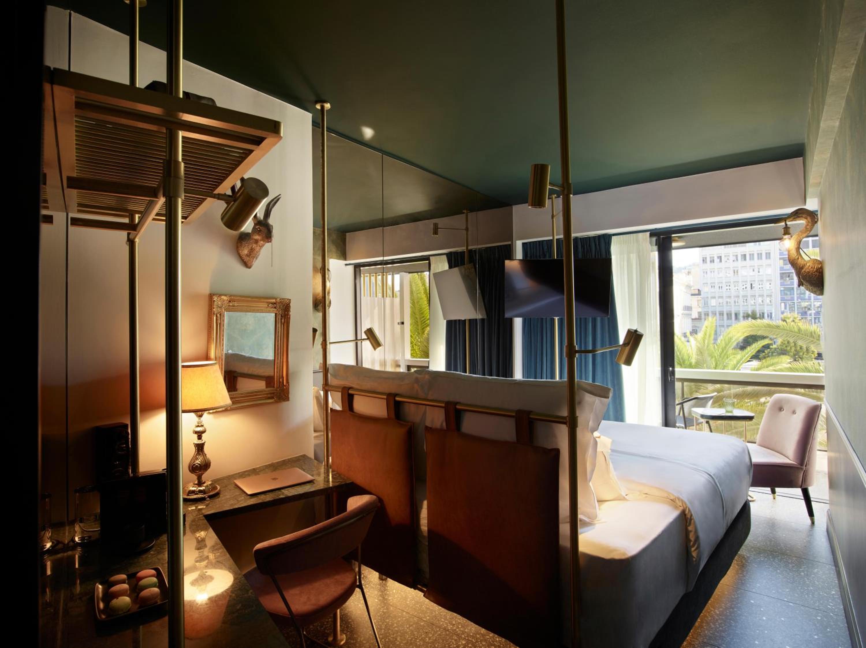 Savvy Room with Balcony & City View photo 3