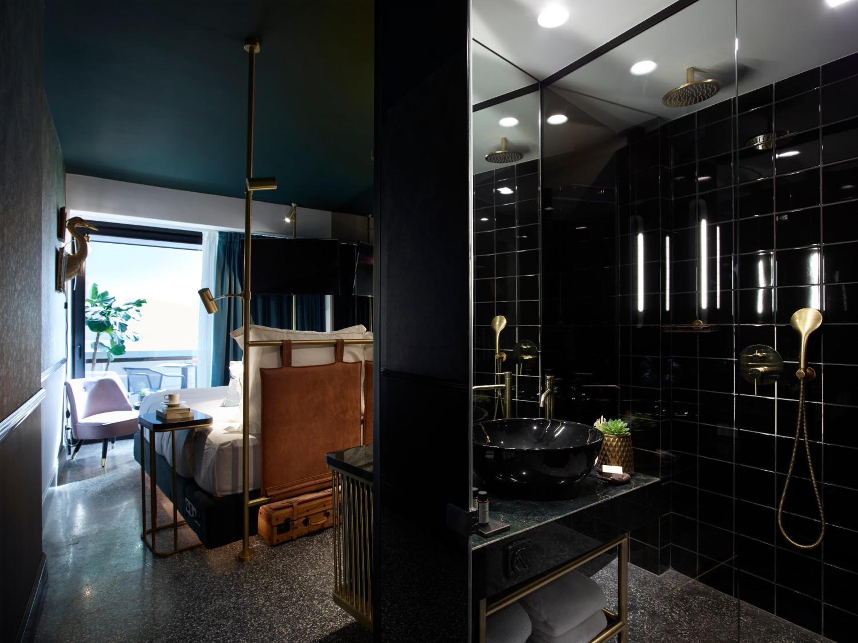 Savvy Room with Balcony & City View photo 2