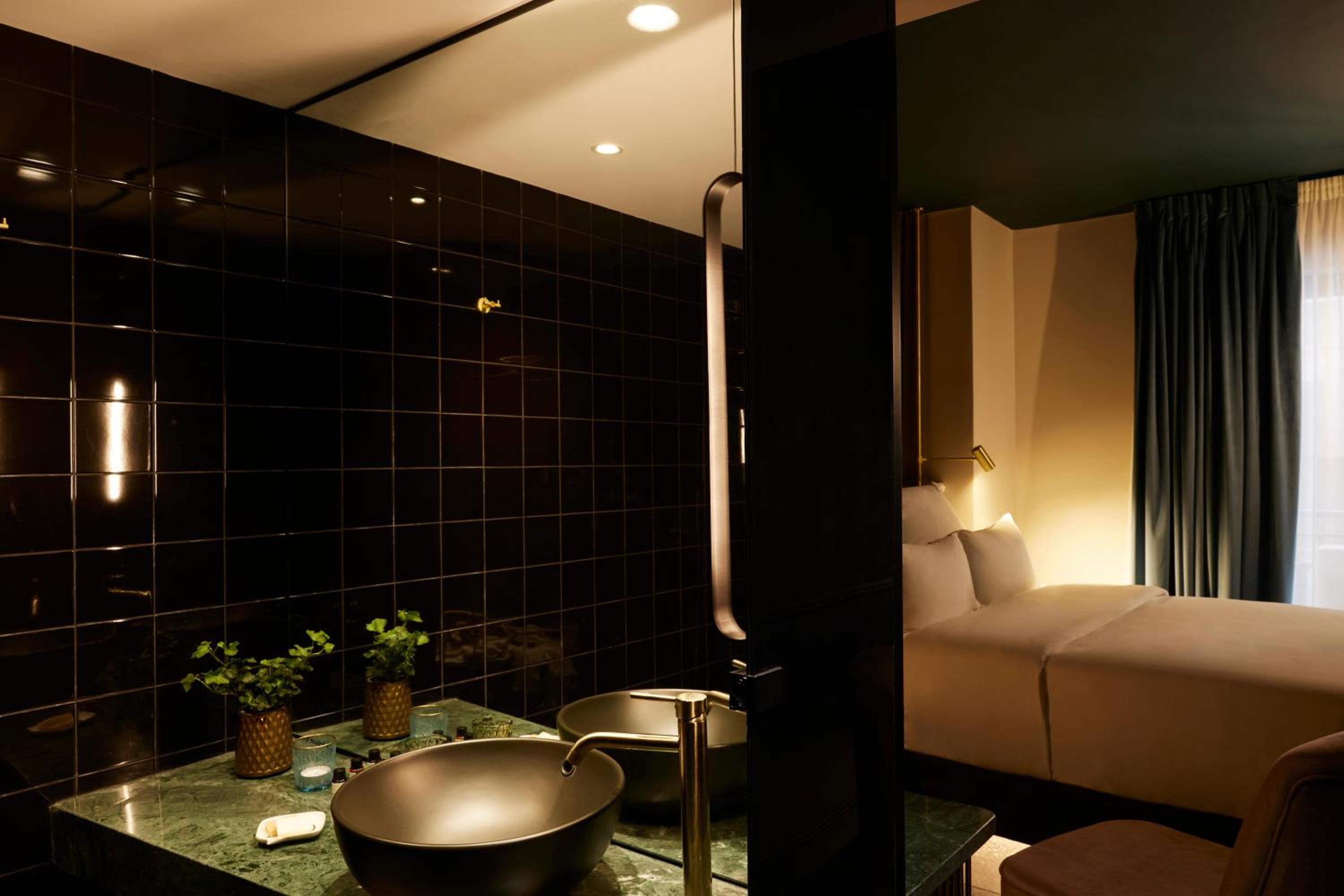 Atrium Room with Balcony photo 3