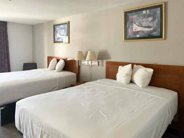 Queen Room with Two Queen Beds - Non-Smoking - Photo 3