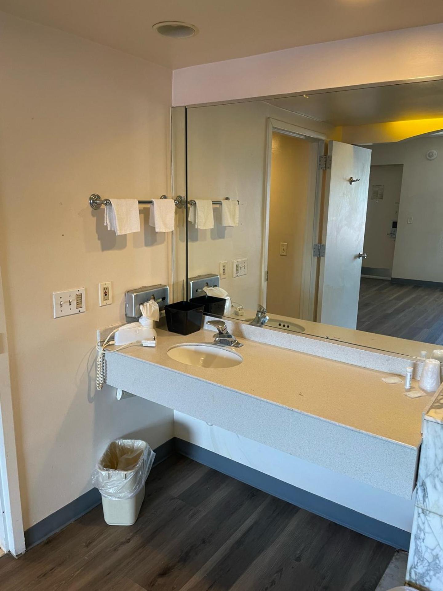 Superior King Suite - Photo 4
