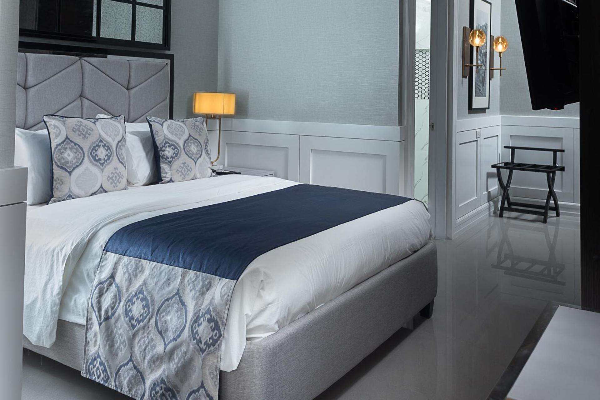 Deluxe Suite (No Window) - Photo 7