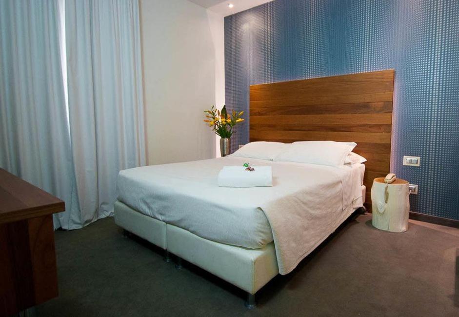 Standard Double or Twin Room - Photo 8