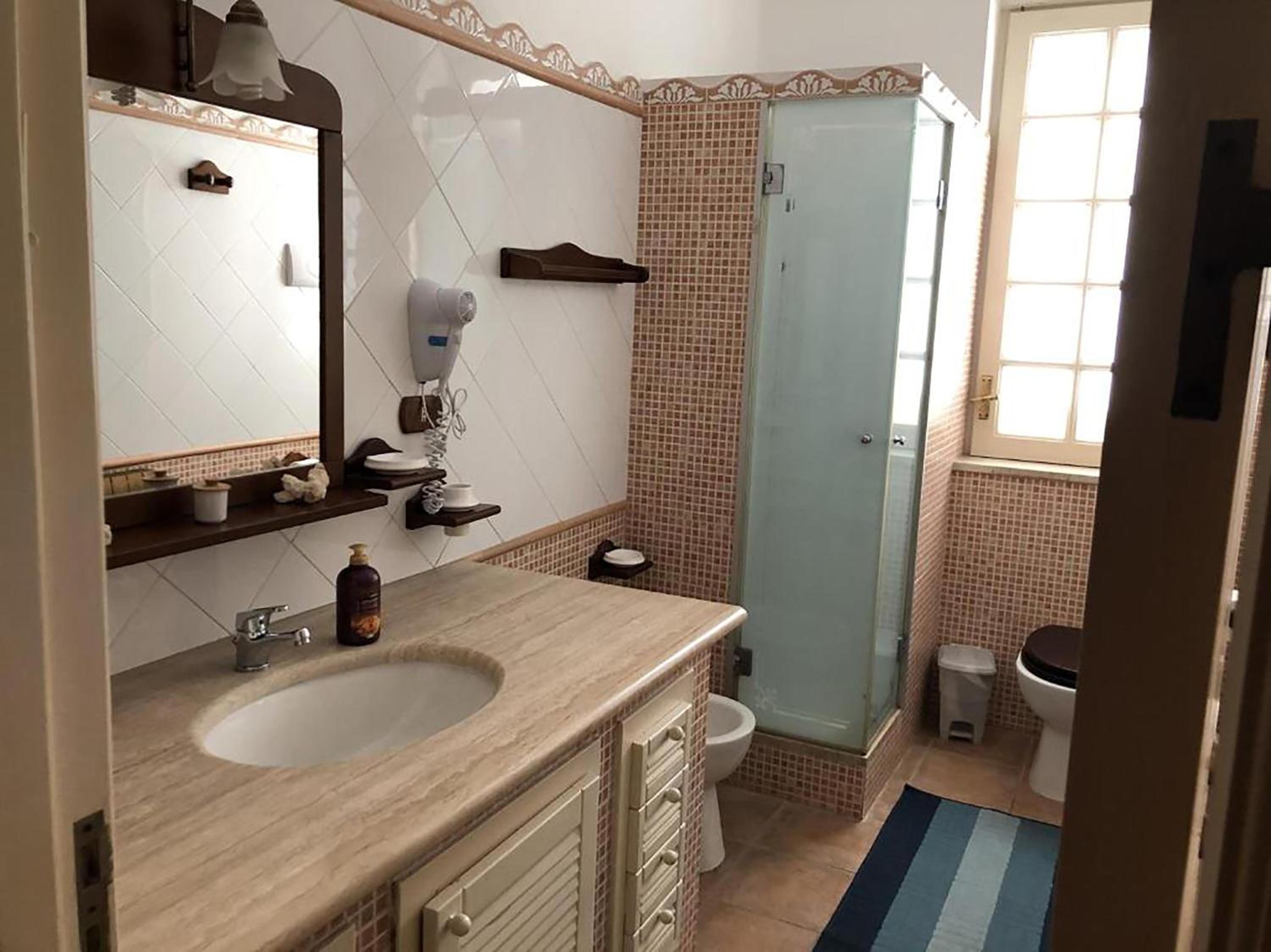 Queen Room with Balcony - Photo 10