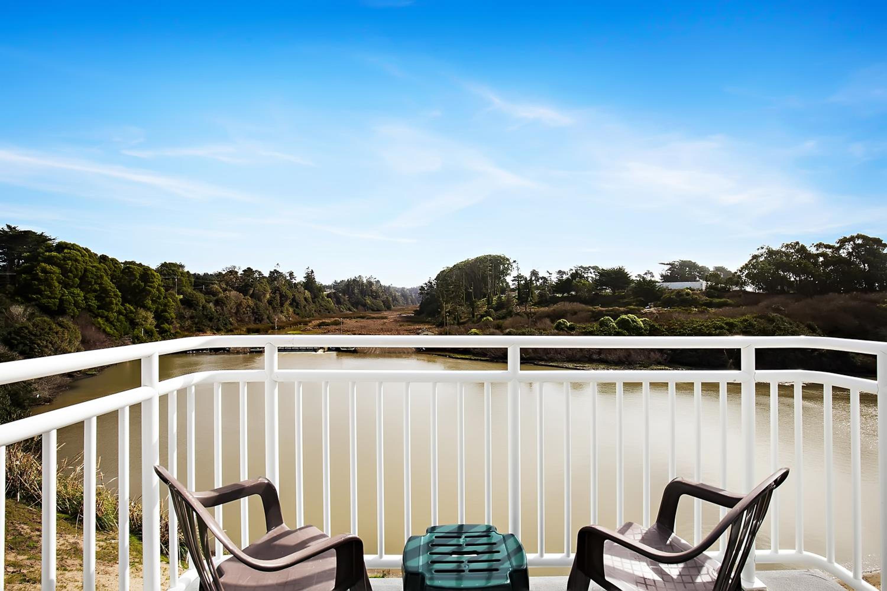 Premium King with Balcony Estuary View - Photo 8