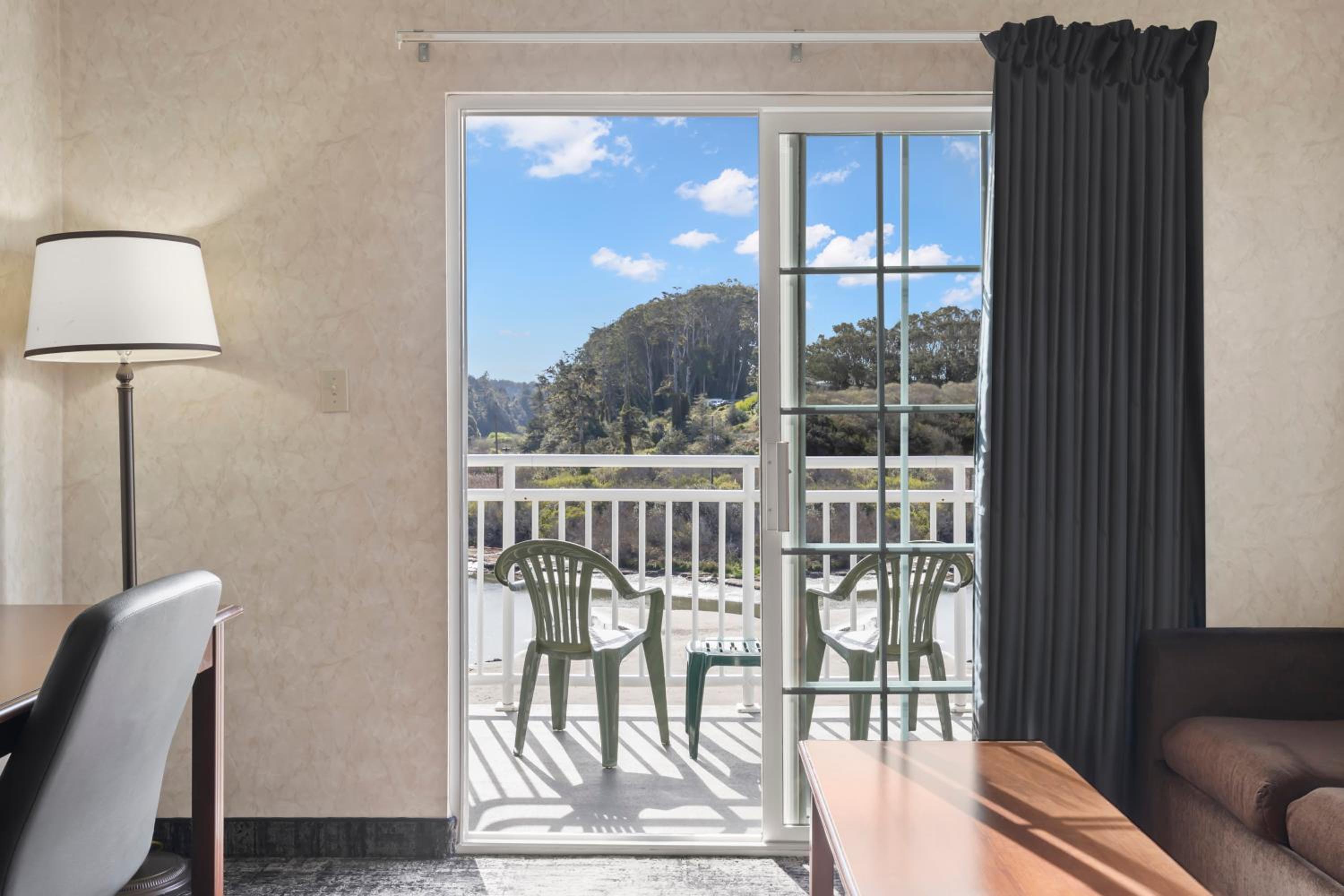 Premium King with Balcony Estuary View - Photo 2