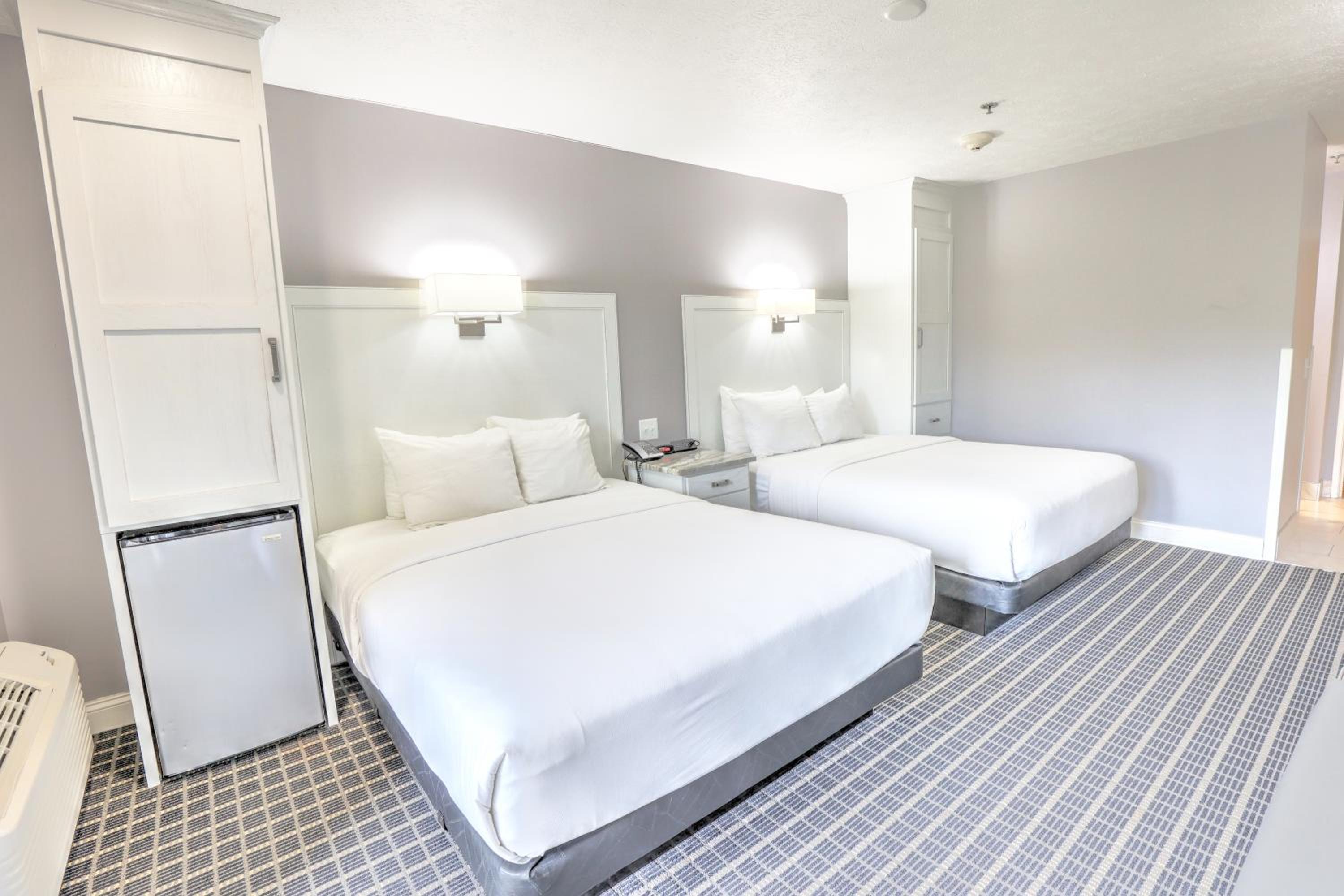 Deluxe Queen Room with Two Queen Beds photo 3
