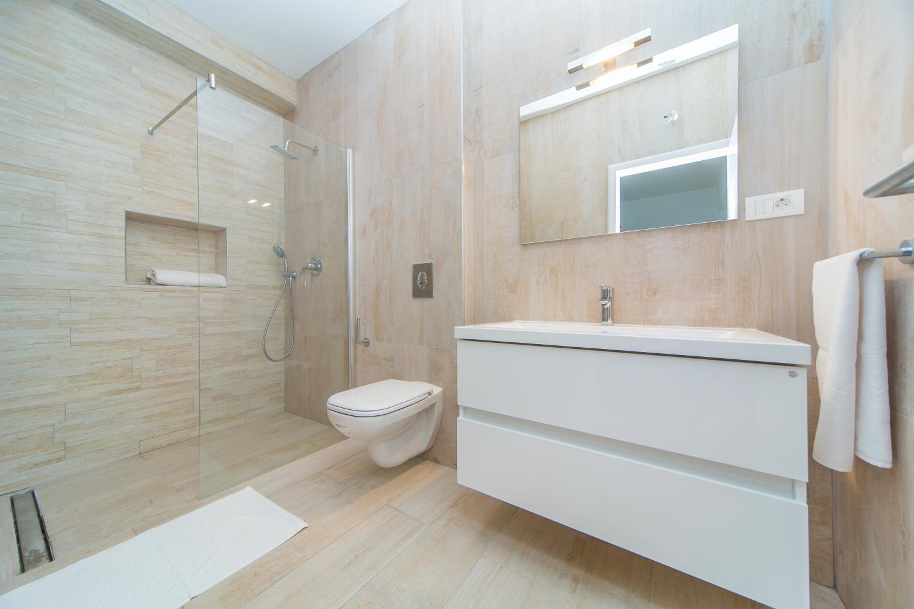 Three-Bedroom Apartment with Terrace and Sea View - Photo 9