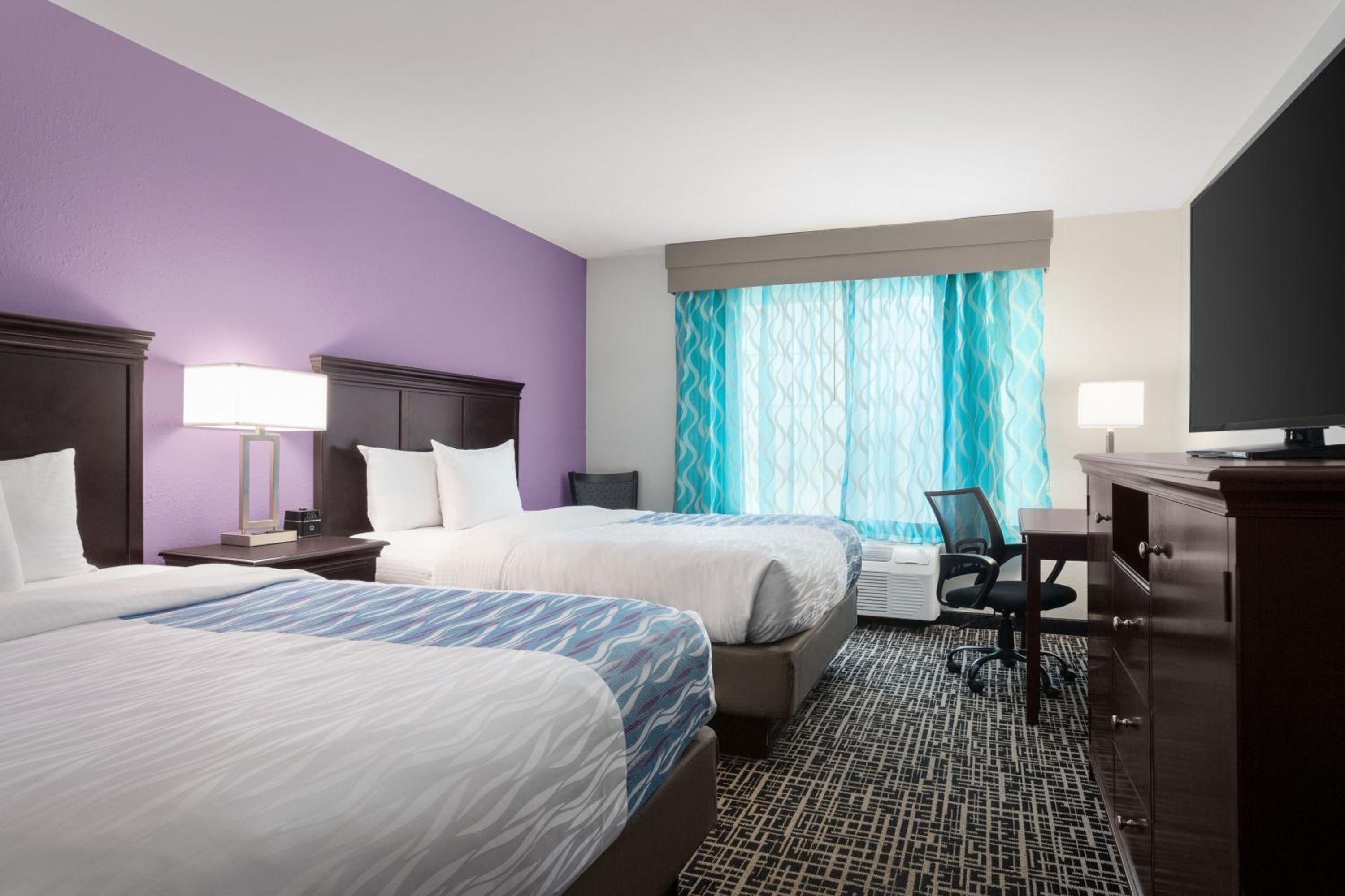 Queen Room with Two Queen Beds - Non-Smoking - Photo 4