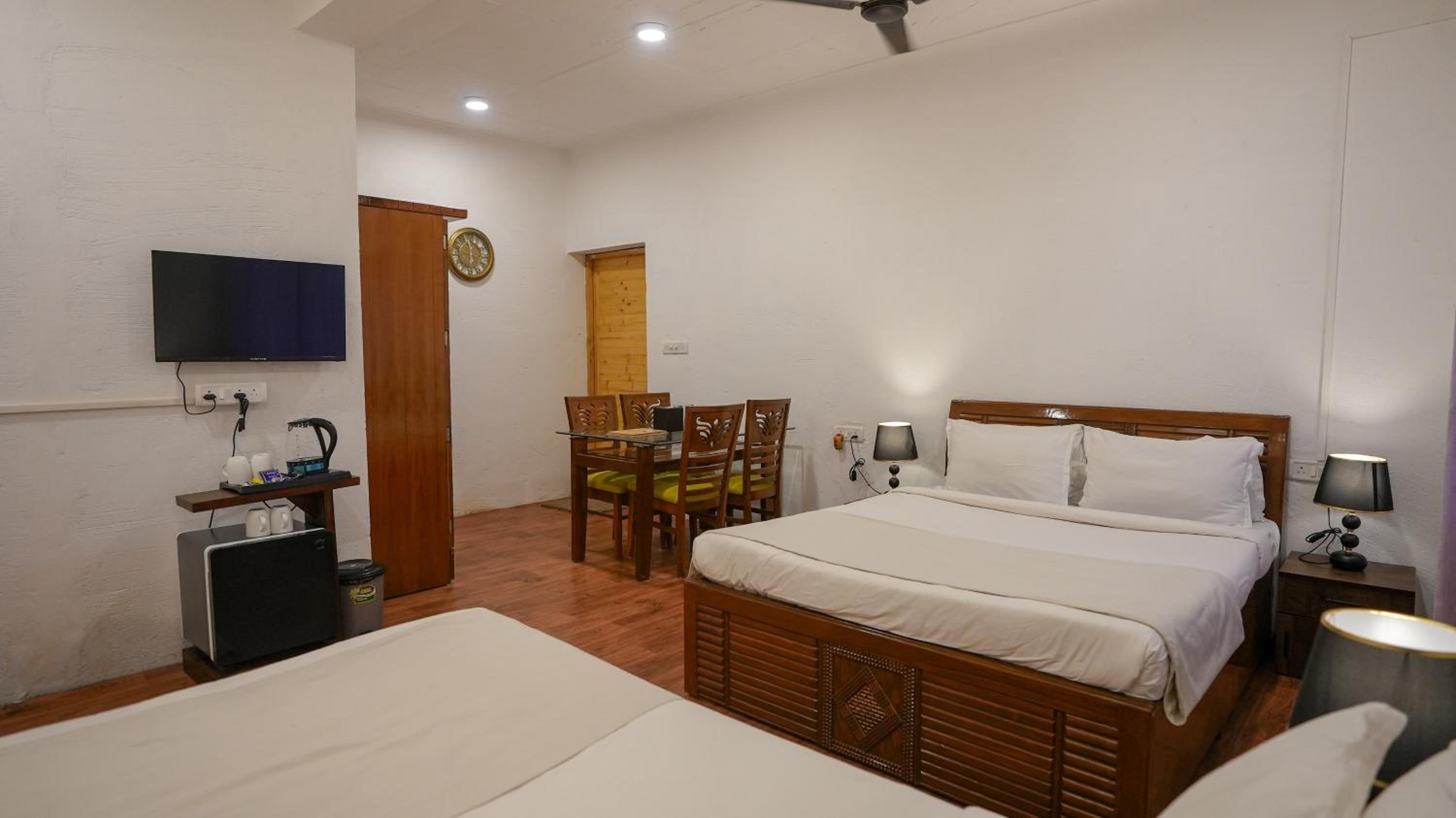 Deluxe Queen Room with Two Queen Beds photo 3