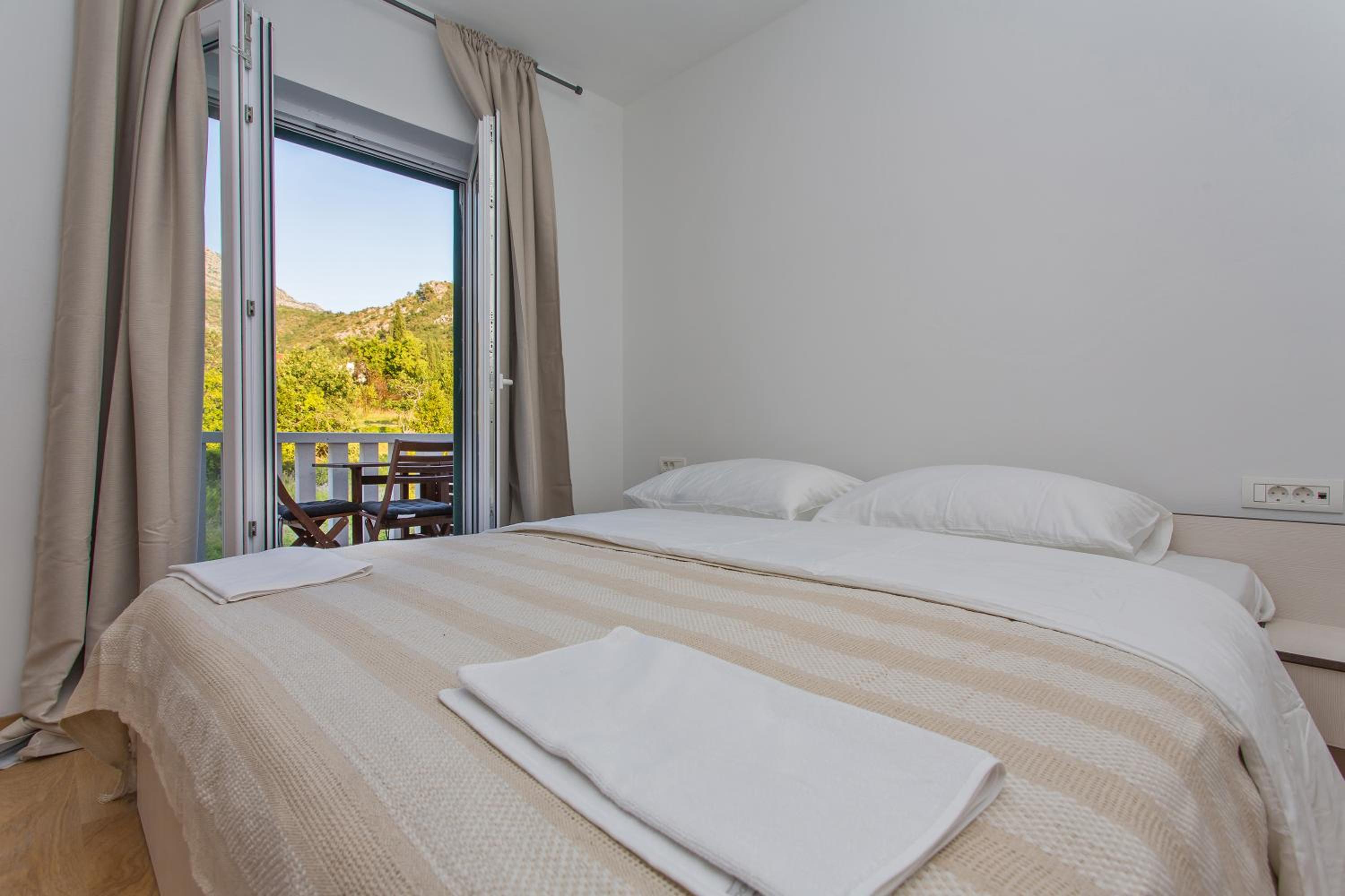 Three-Bedroom Apartment with Terrace and Sea View - Photo 2