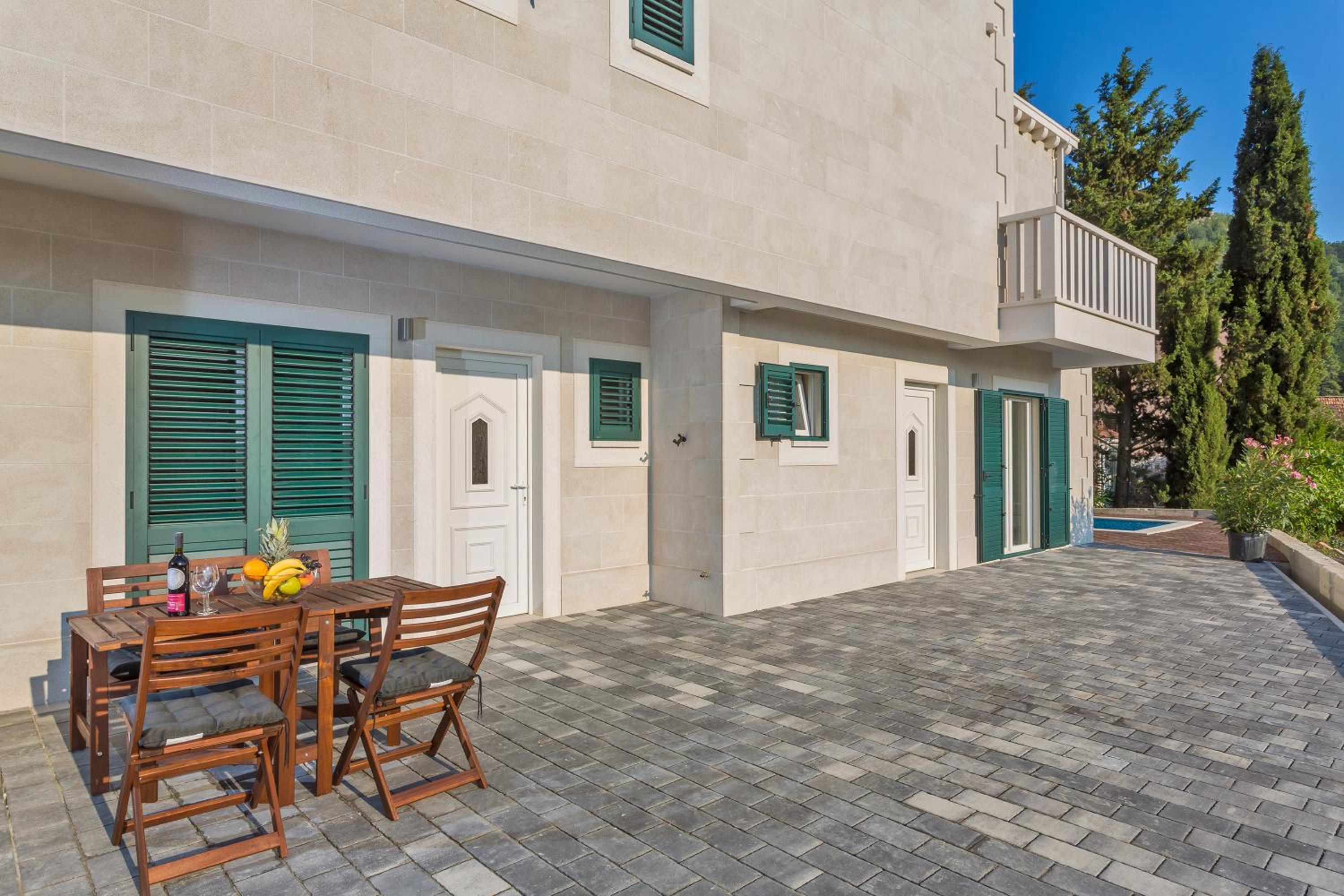 Three-Bedroom Apartment with Terrace and Sea View - Photo 7