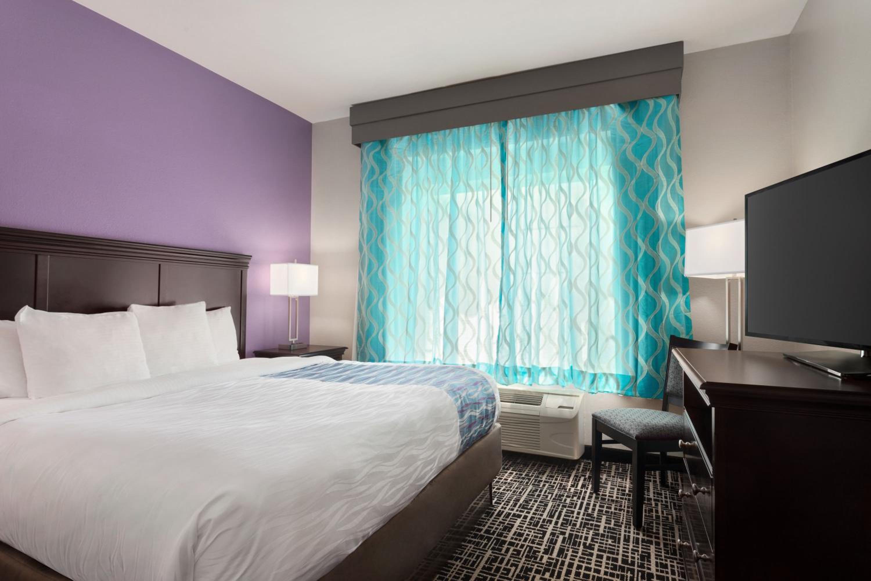 One-Bedroom King Suite - Non-Smoking - Photo 3