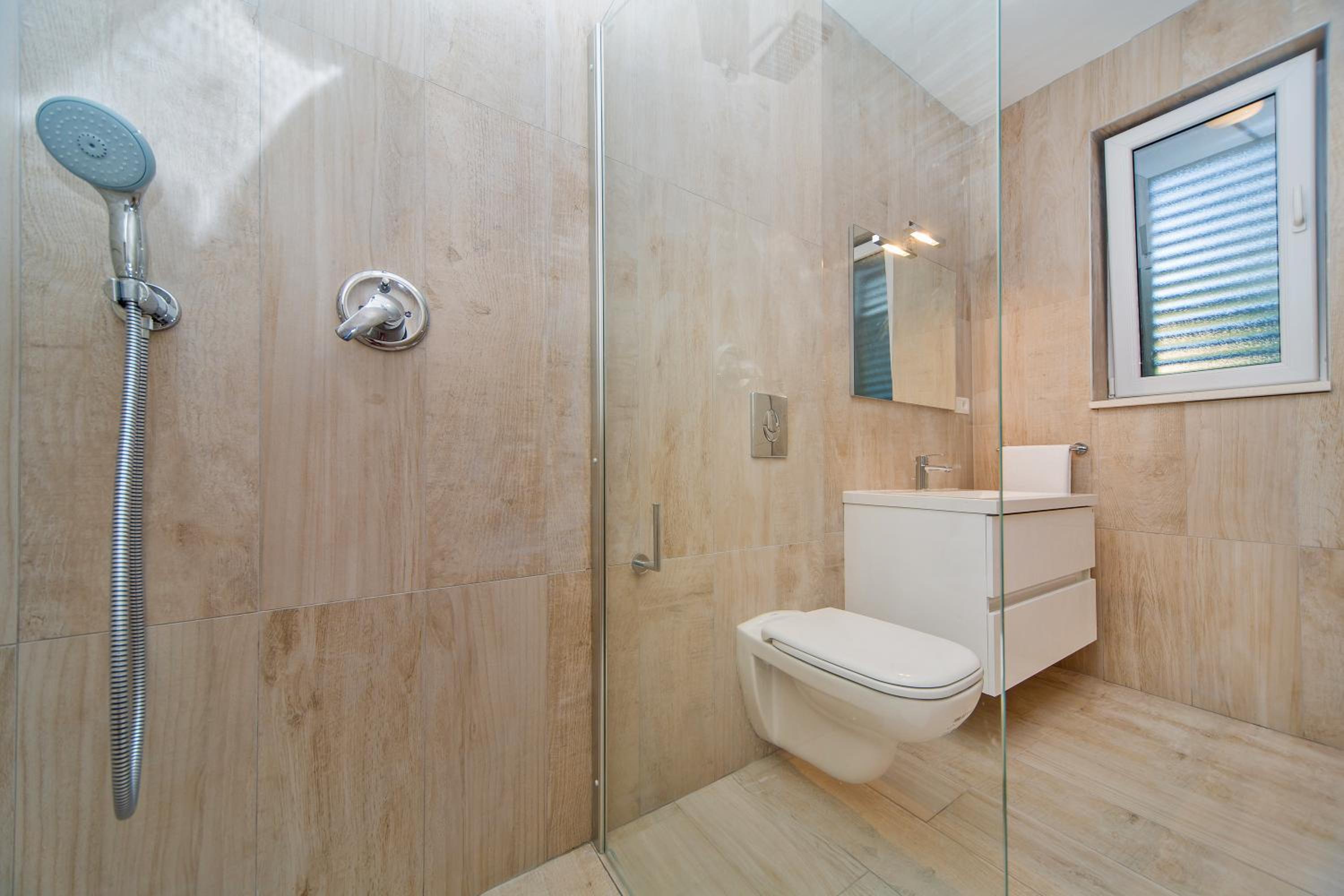 Three-Bedroom Apartment with Terrace and Sea View - Photo 19