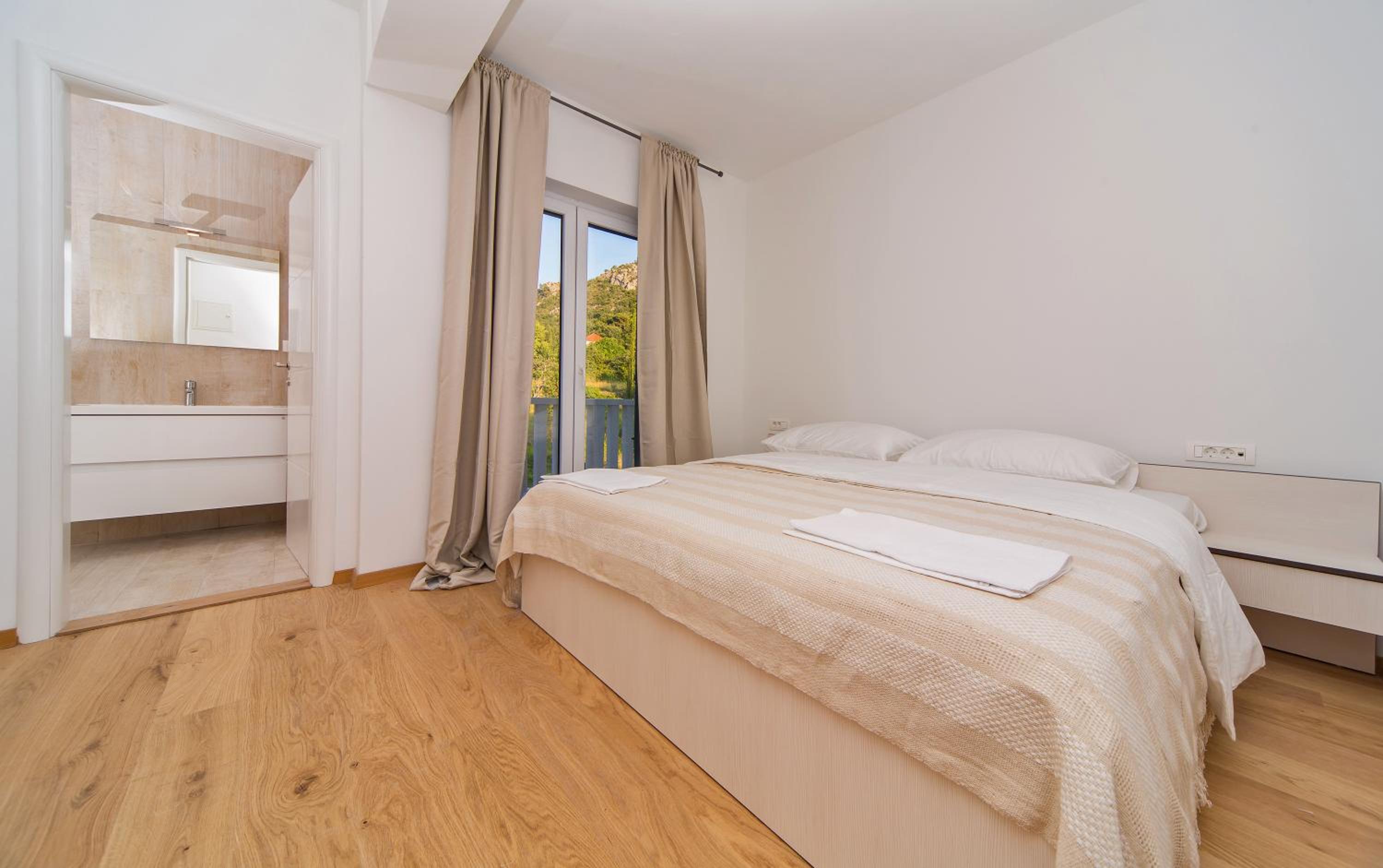 Three-Bedroom Apartment with Terrace and Sea View - Photo 1