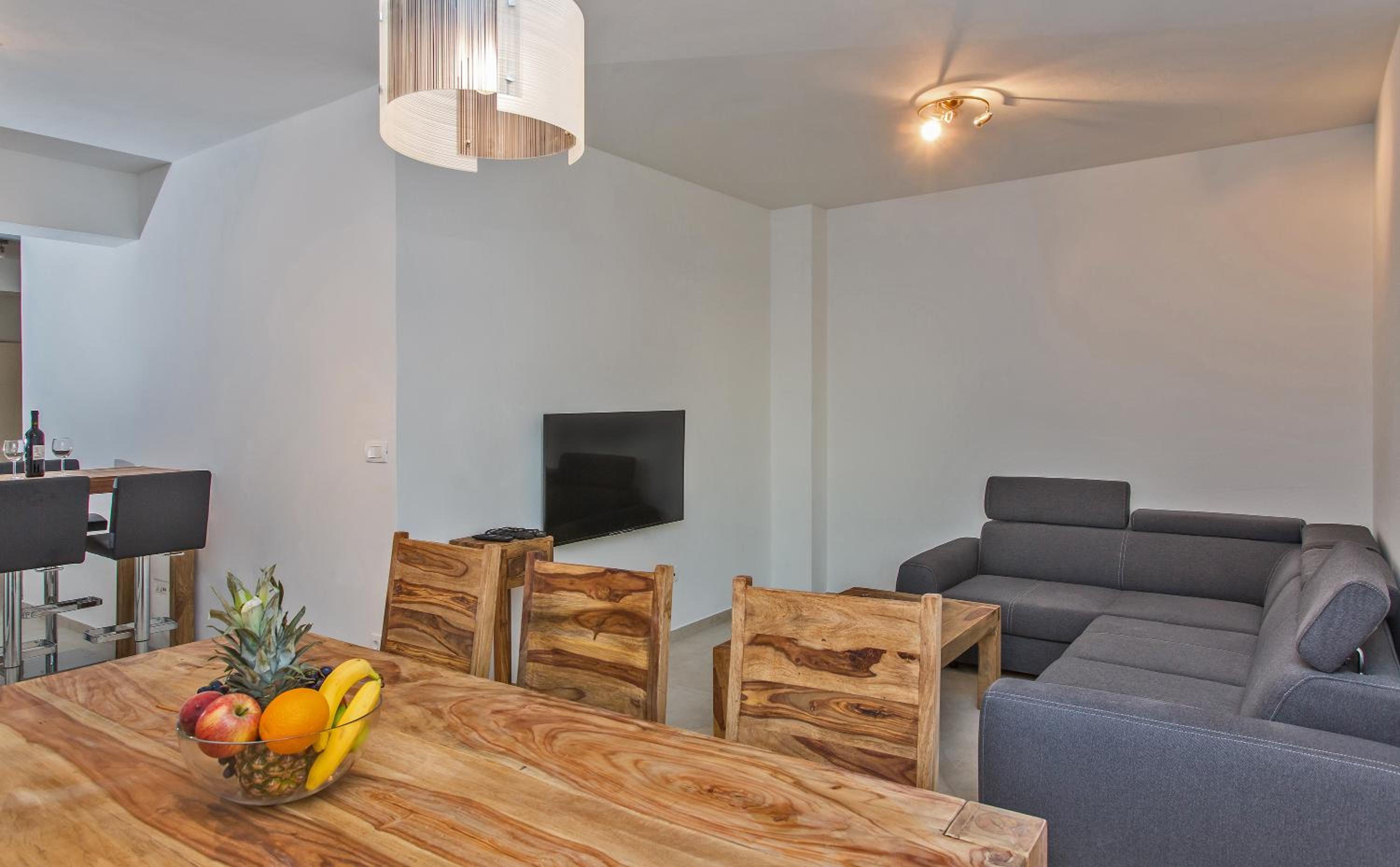 Three-Bedroom Apartment with Terrace and Sea View - Photo 20