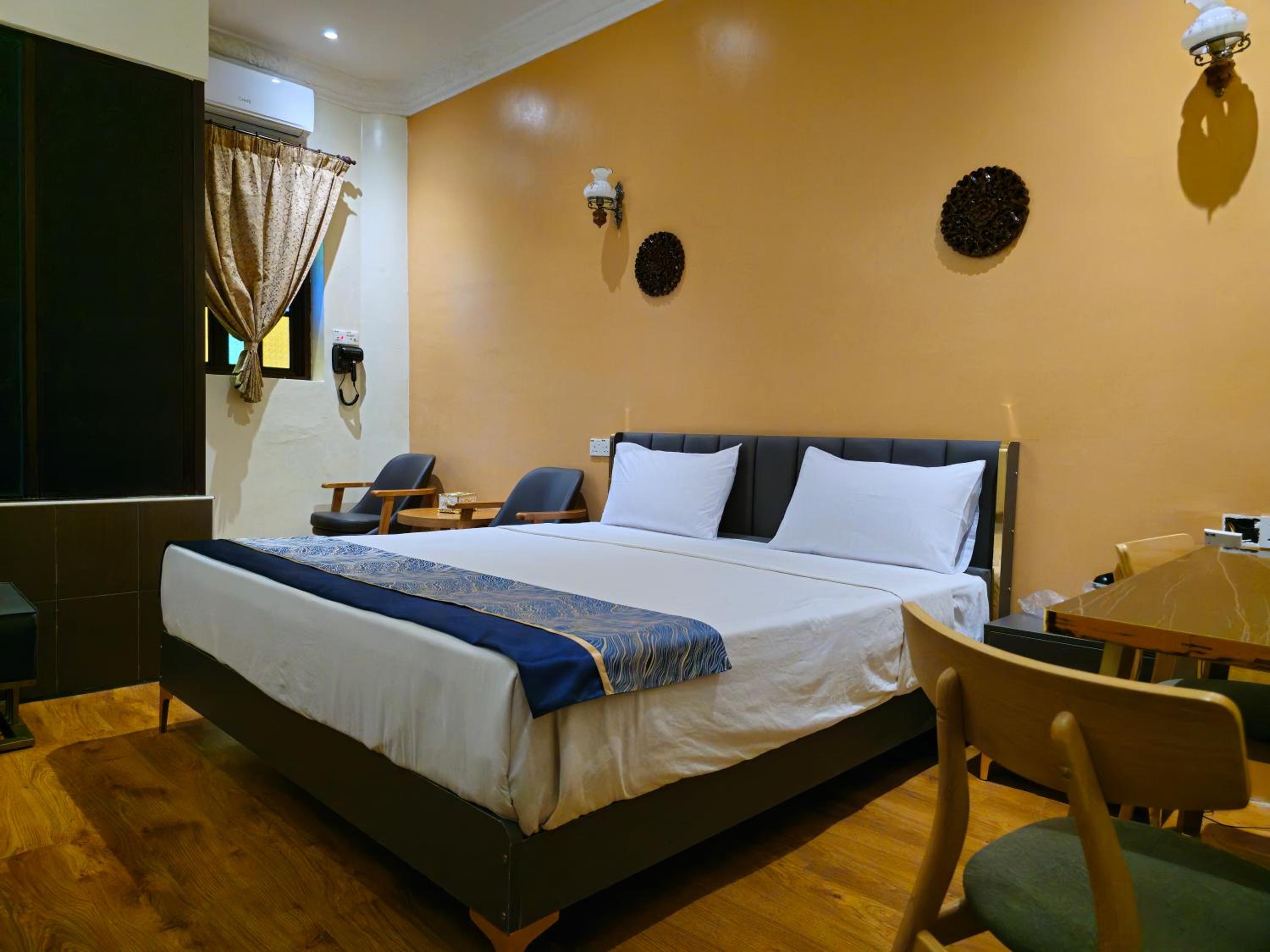 Standard King Room - Photo 5