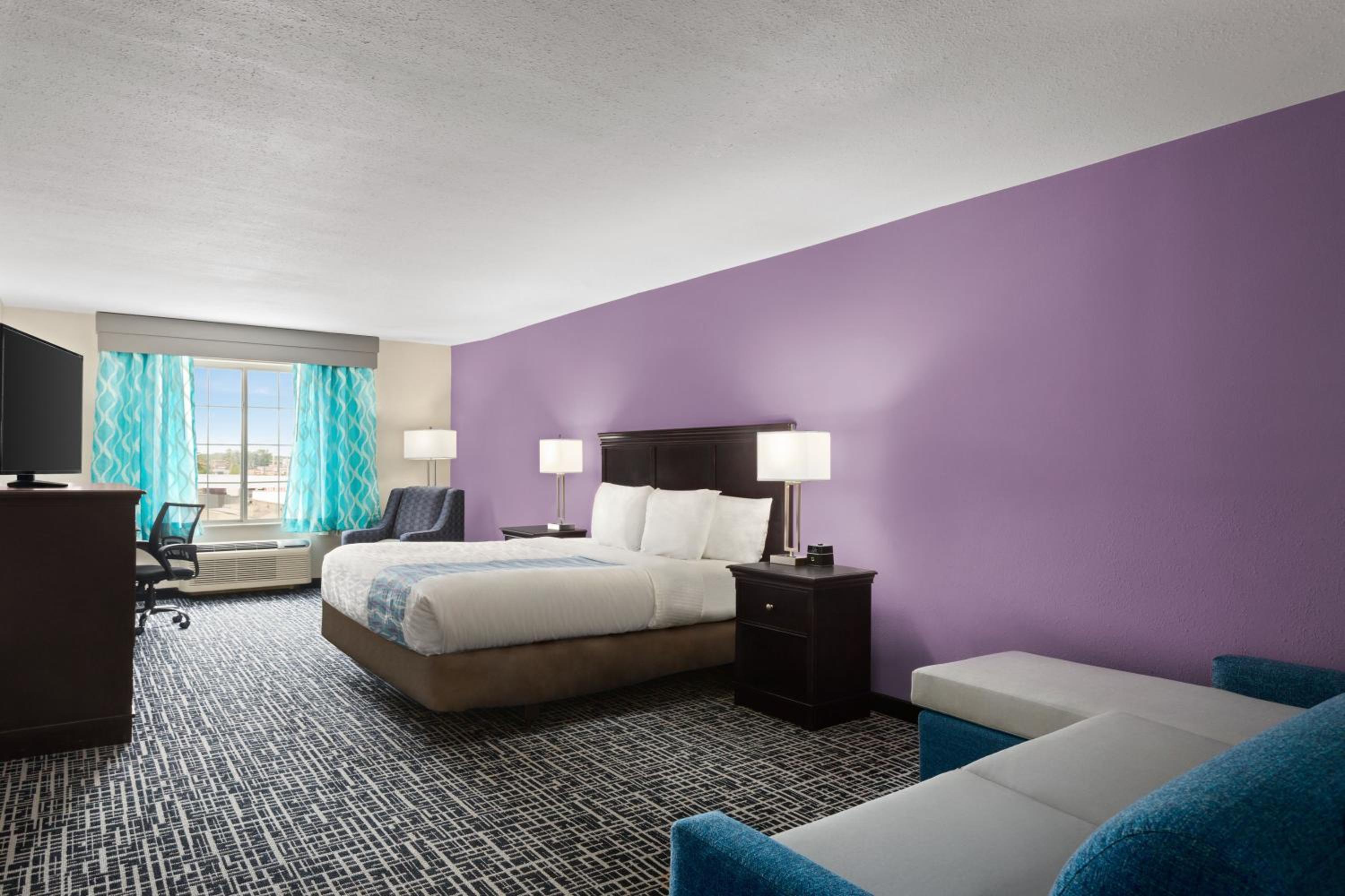 Deluxe King Room - Non-Smoking - Photo 1