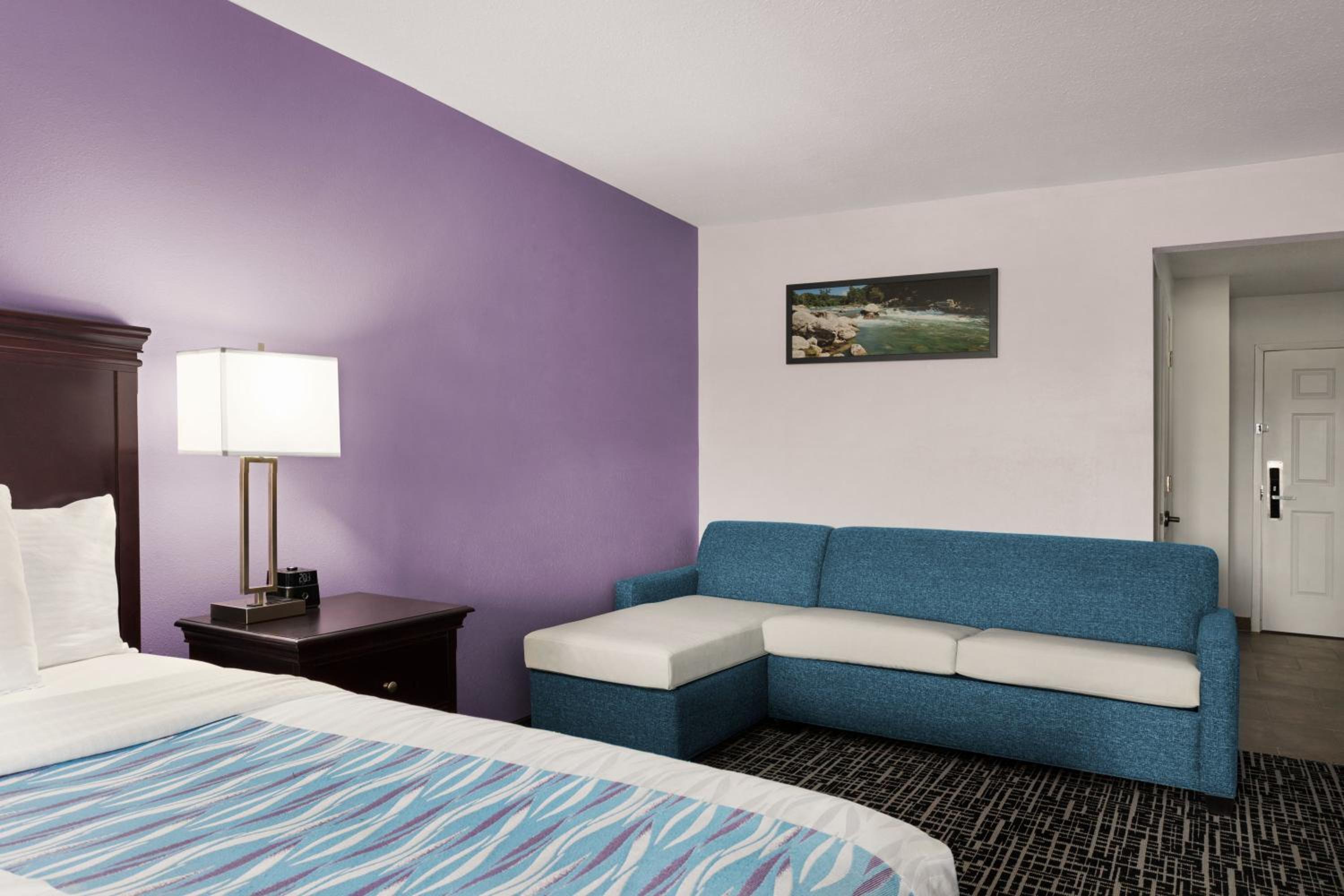 Deluxe King Room - Non-Smoking - Photo 4