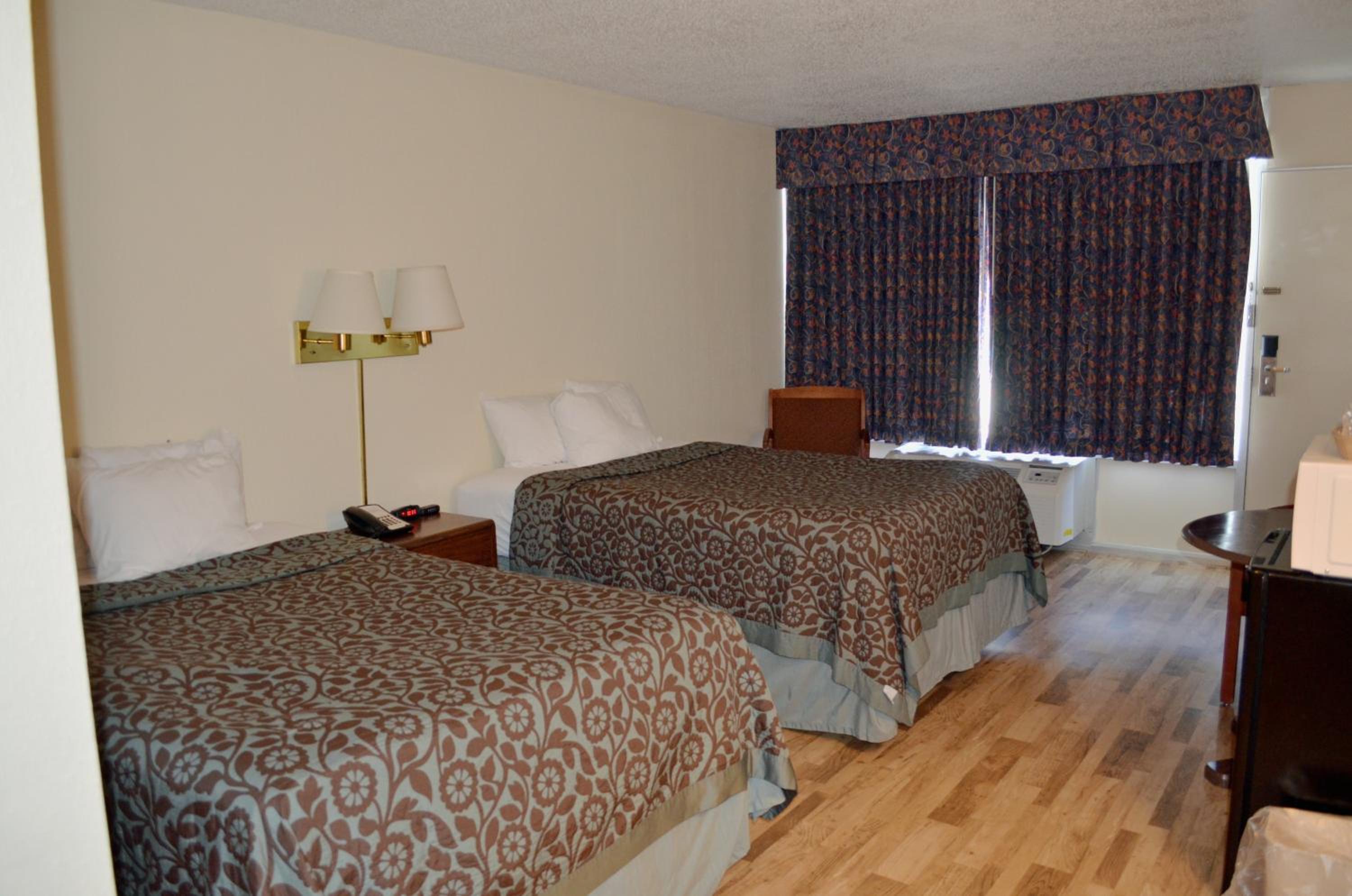 Double Room with Two Double Beds - Photo 2