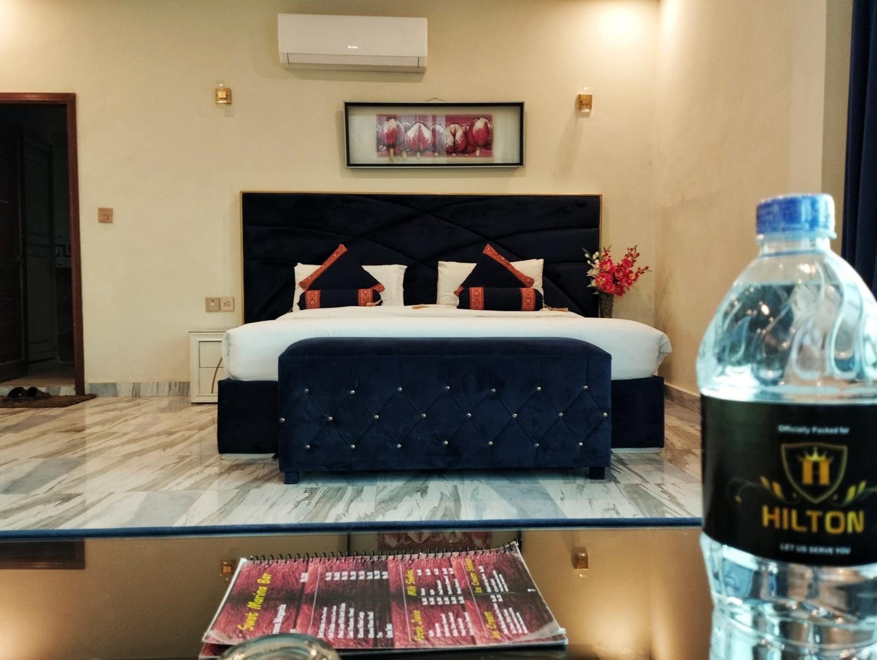 Executive Suite - Photo 5