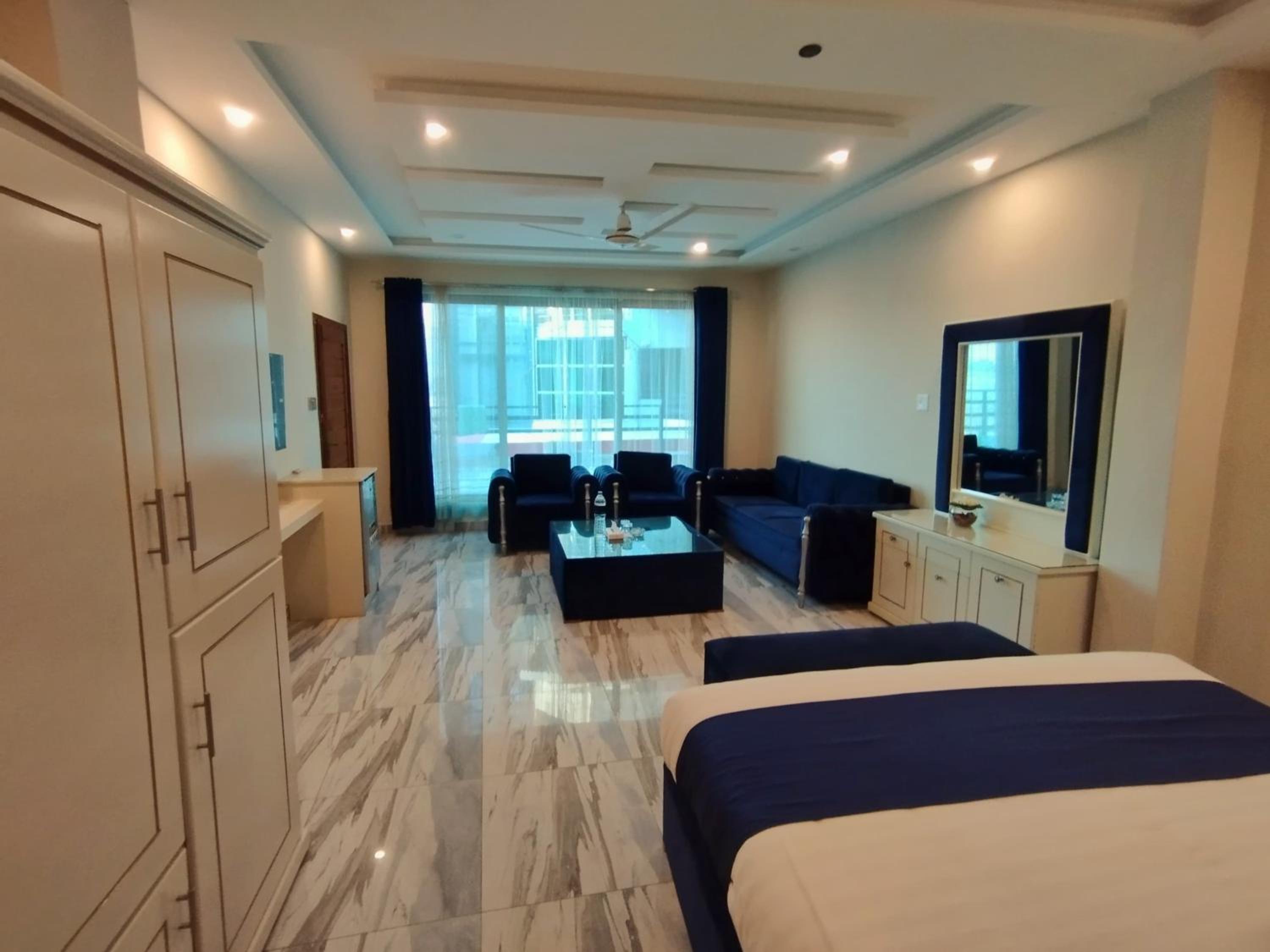 Executive Suite - Photo 6