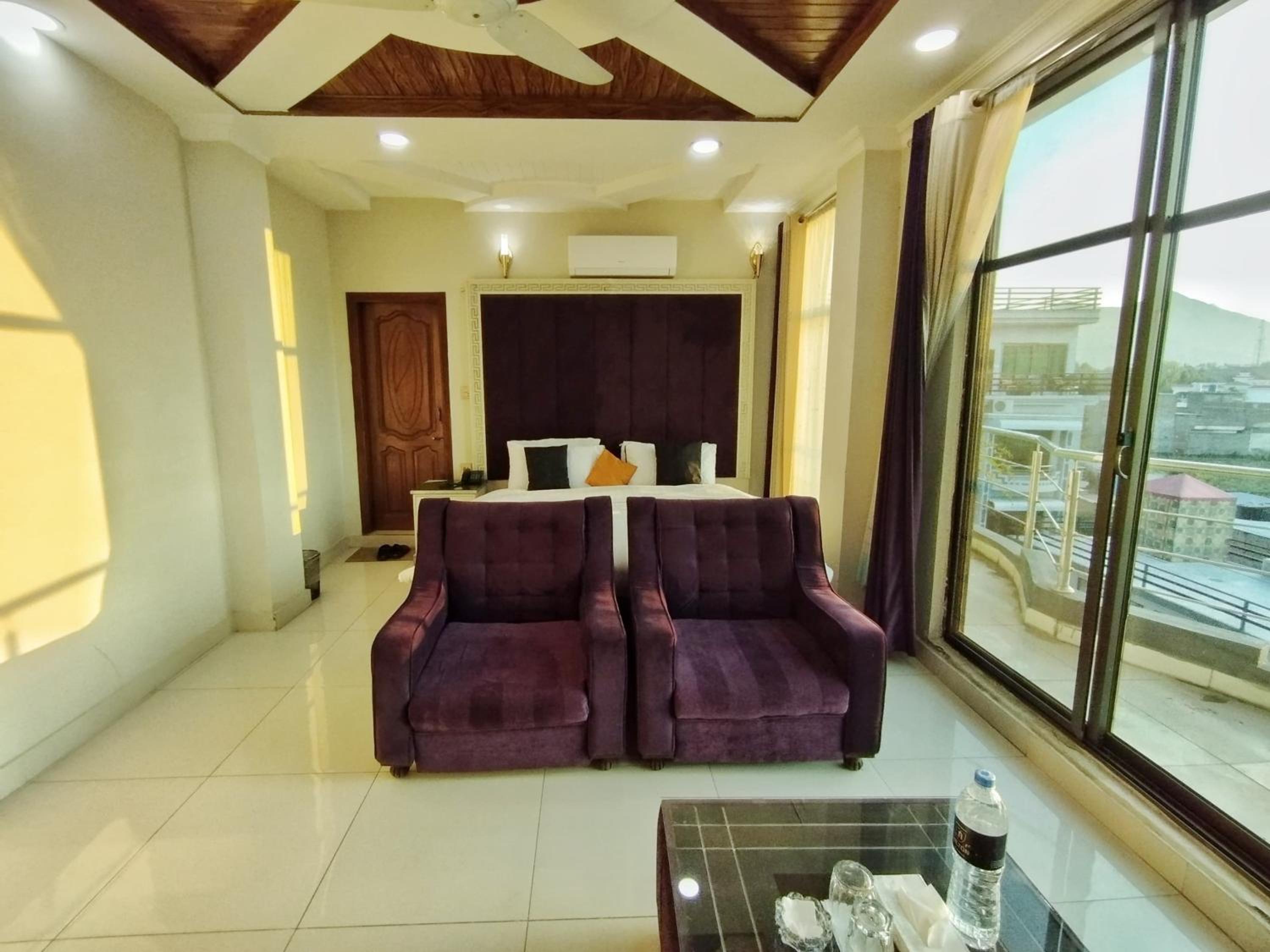 Executive Suite - Photo 2