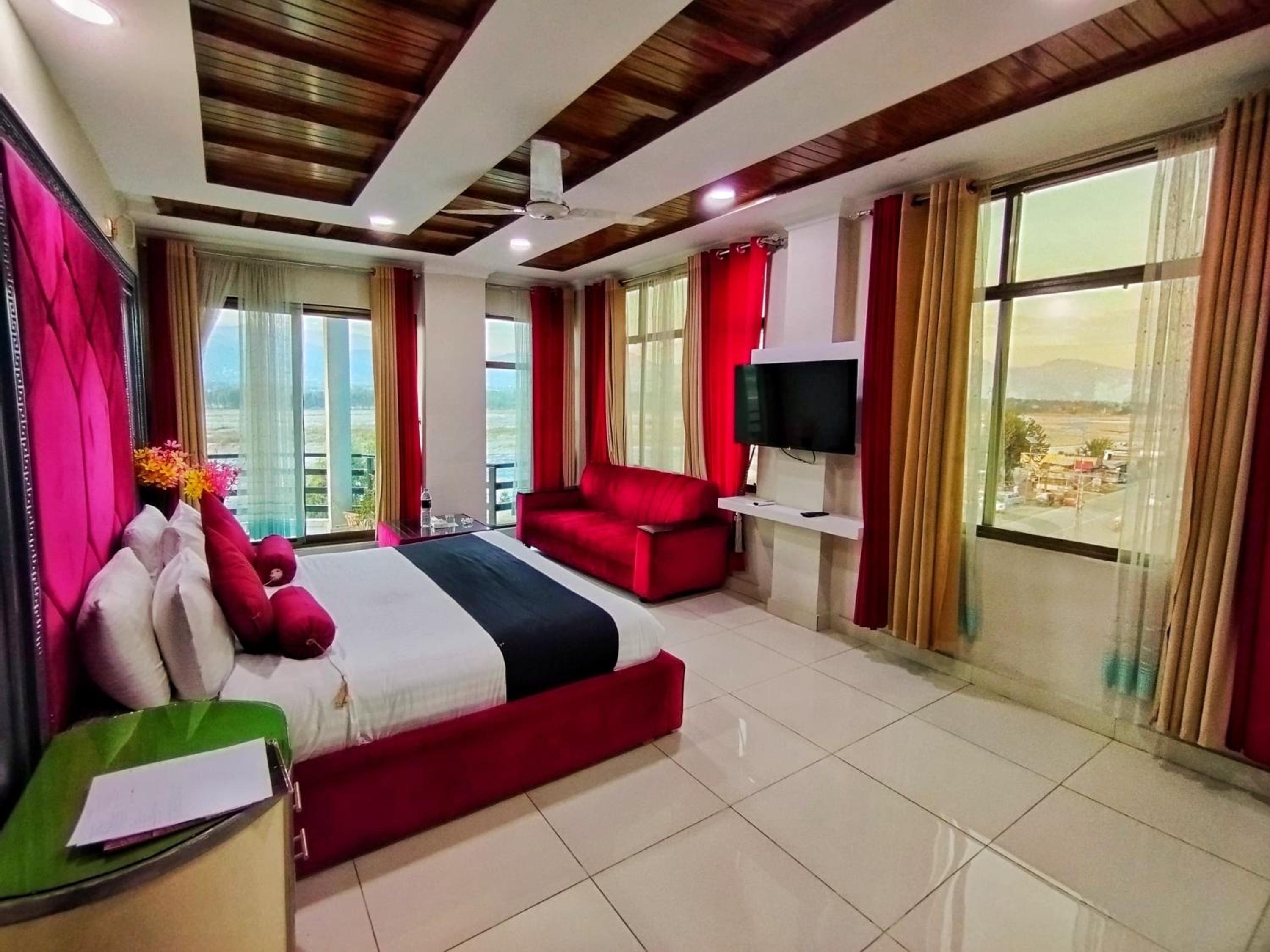 Executive Suite - Photo 7