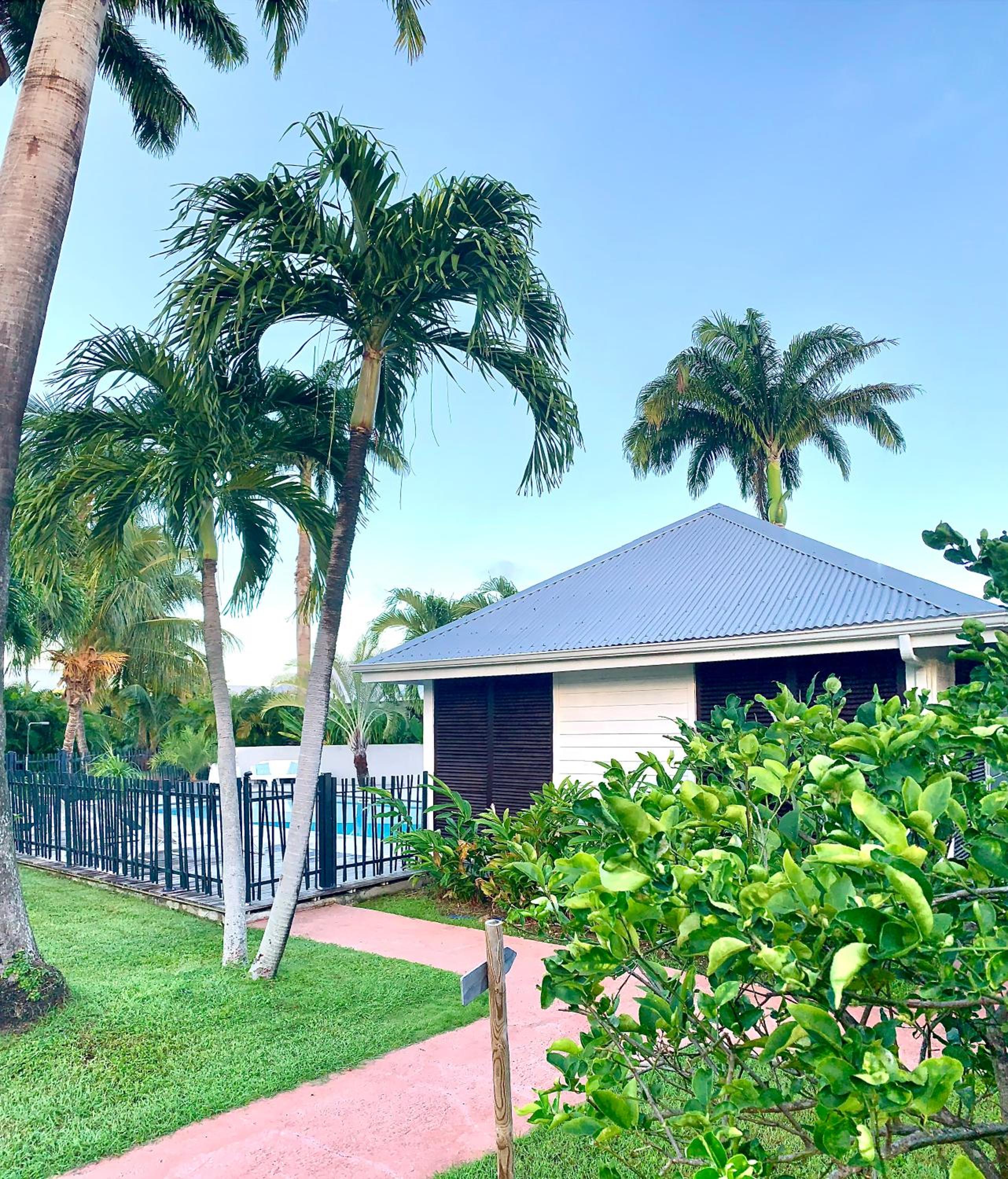 One-Bedroom Bungalow - Photo 3