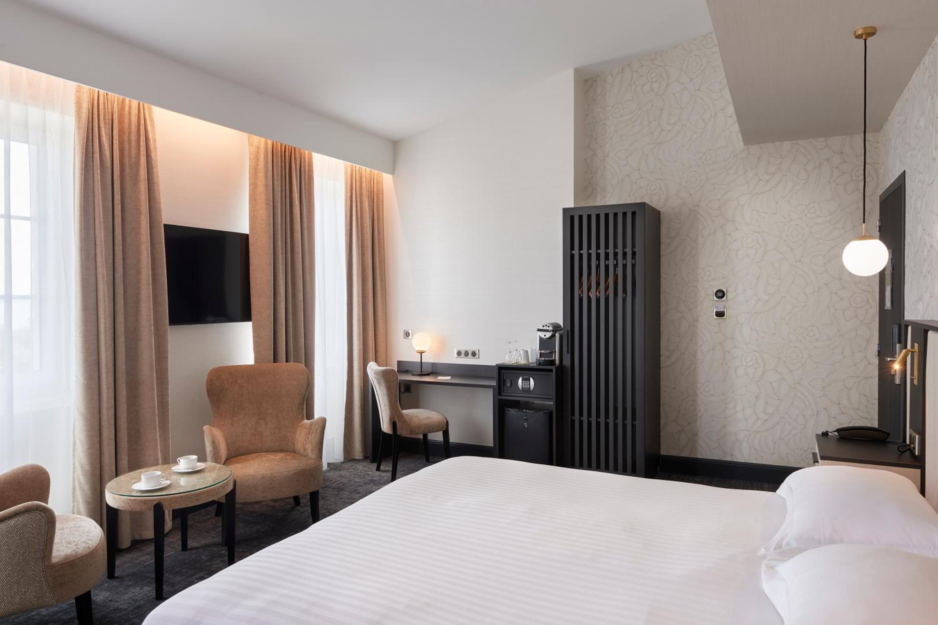 Deluxe King Room - Photo 7