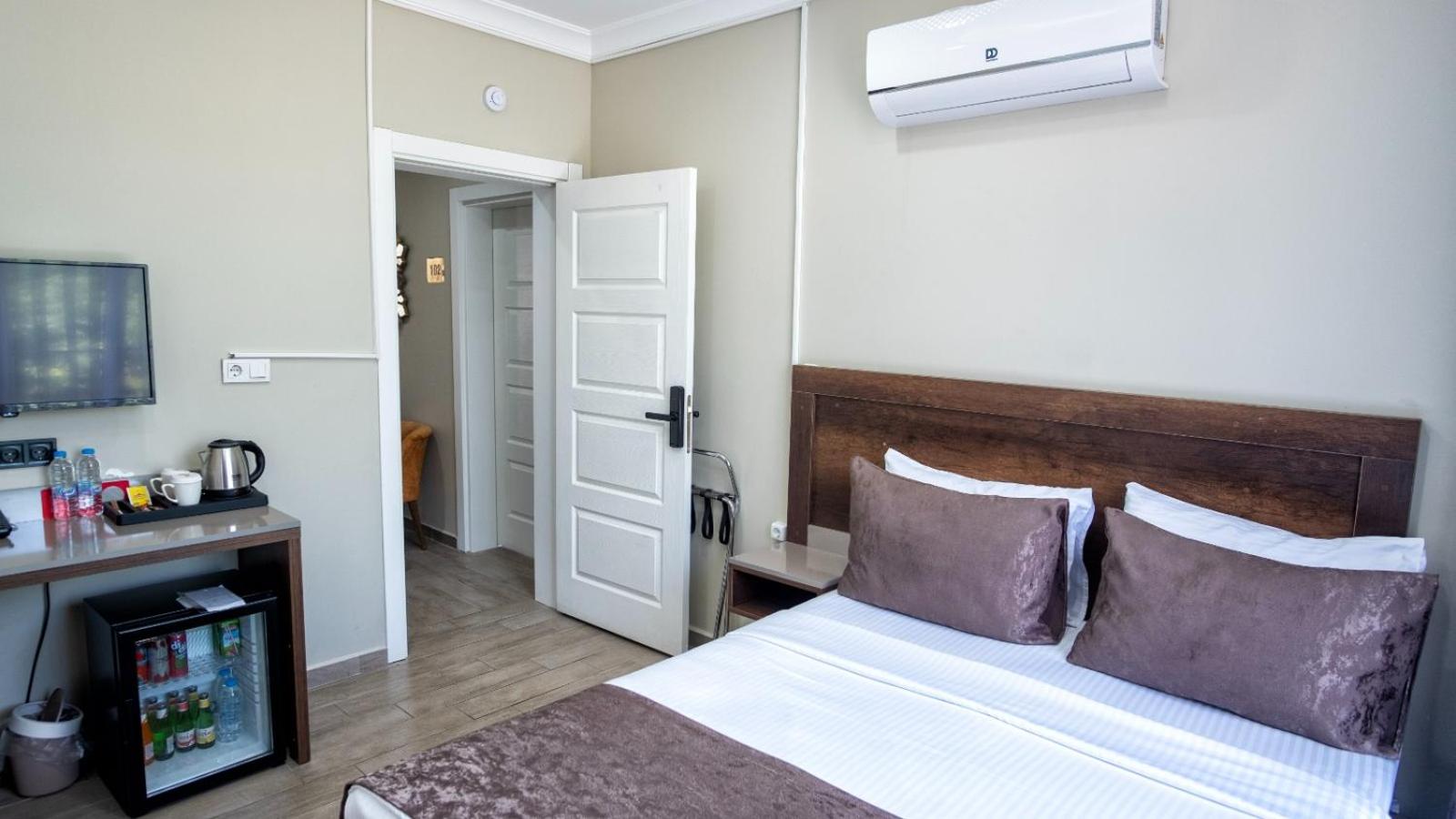 Double Room - Photo 11