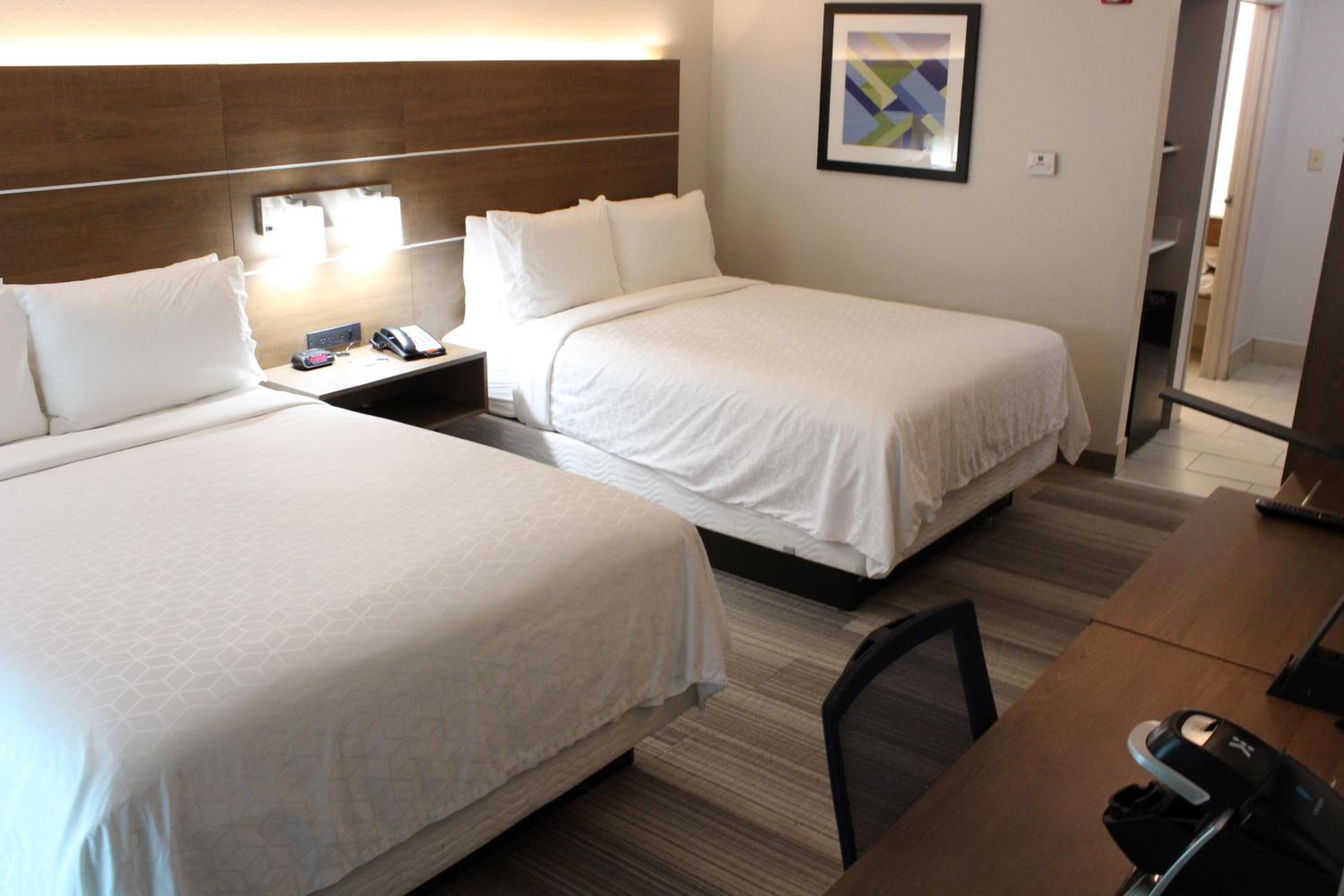 Standard Room with Two Queen Beds - Photo 4