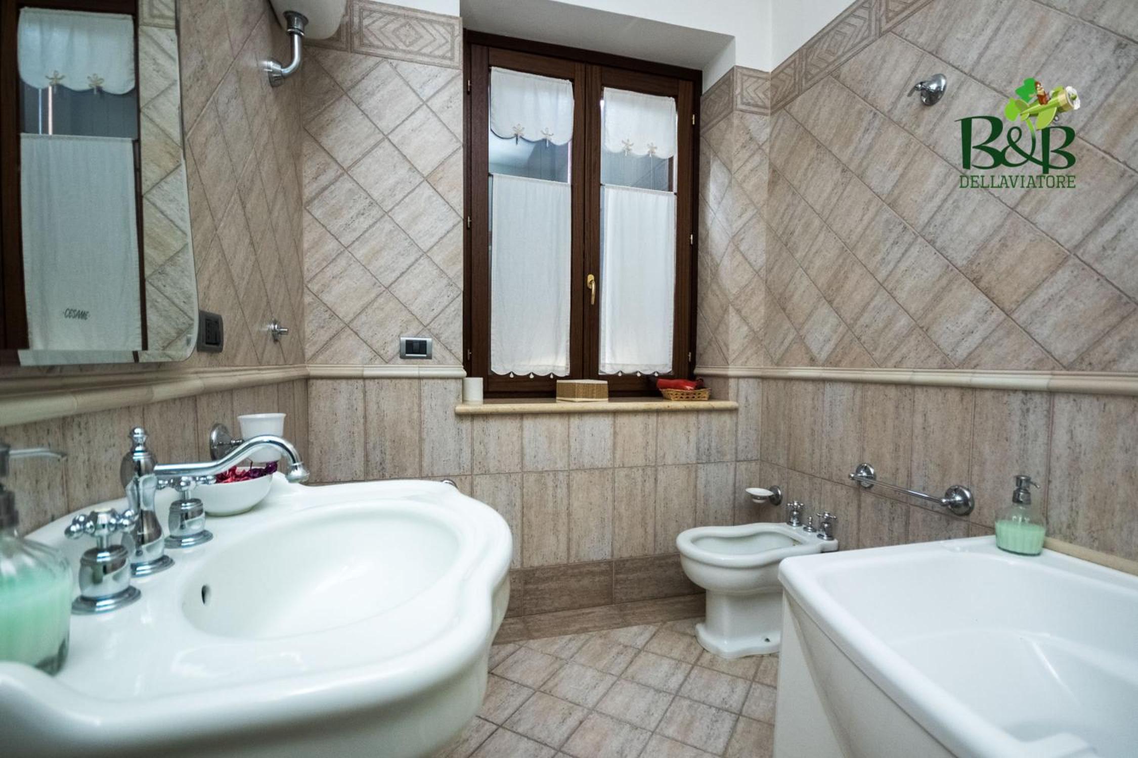 Deluxe Room (2 Adults + 1 Child) - Photo 7