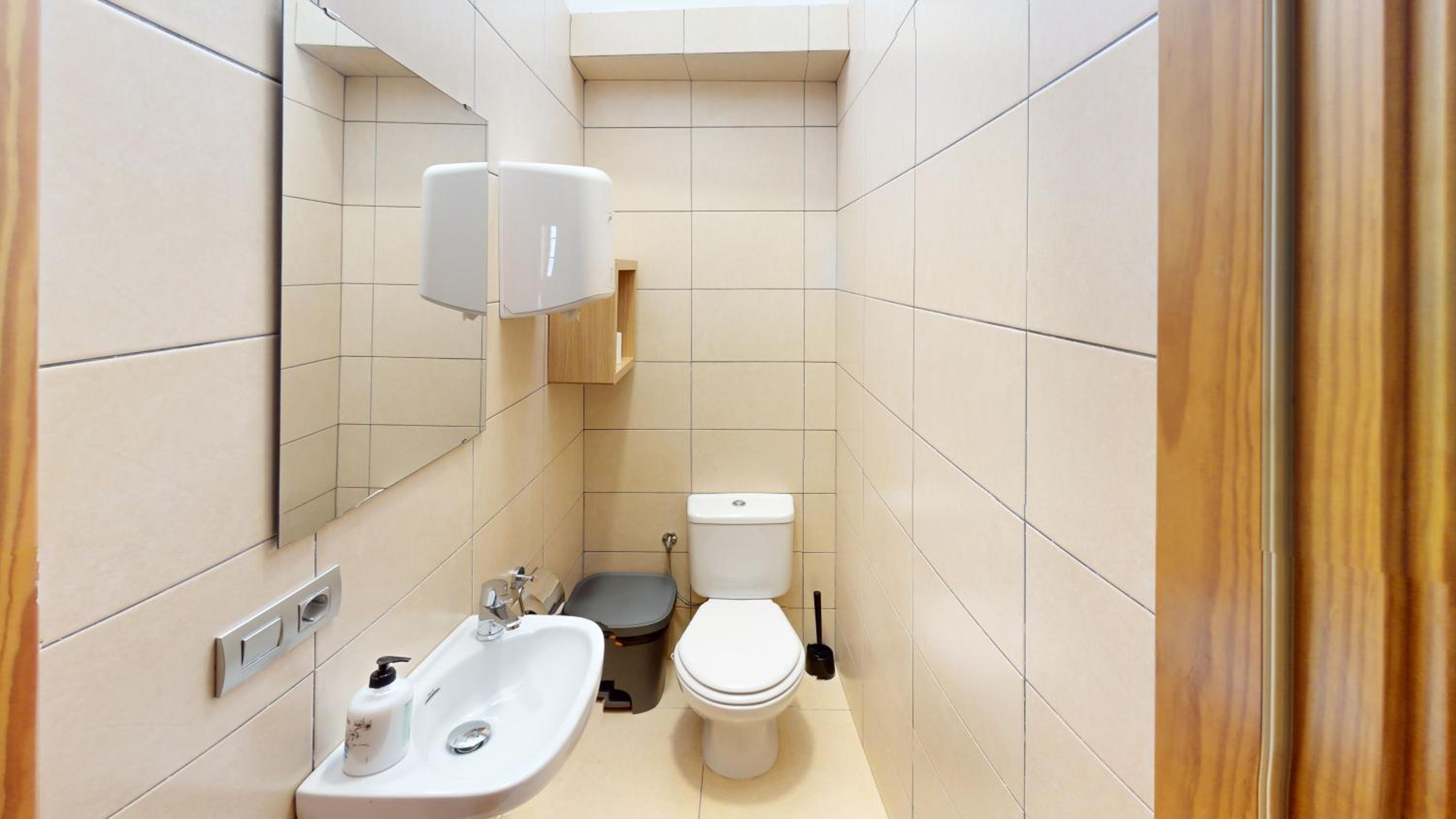 Twin Room with Shared Bathroom - Photo 2