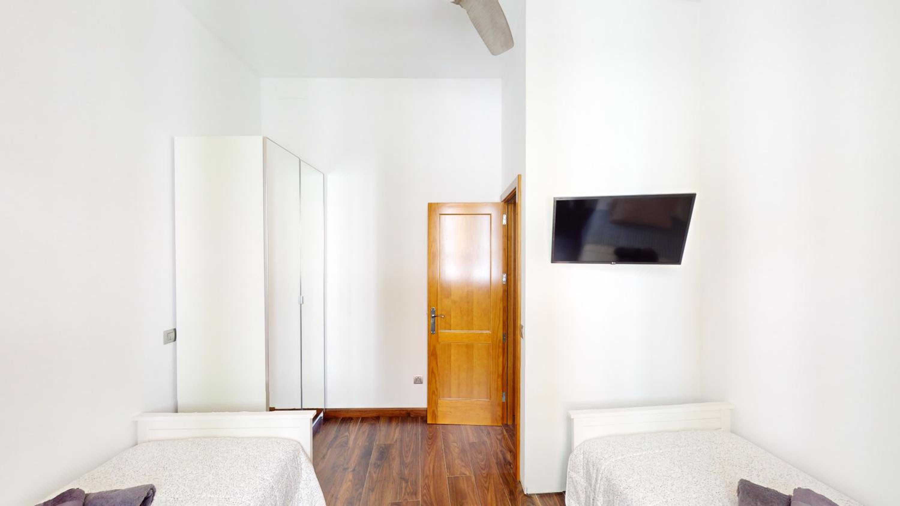 Twin Room with Shared Bathroom - Photo 3