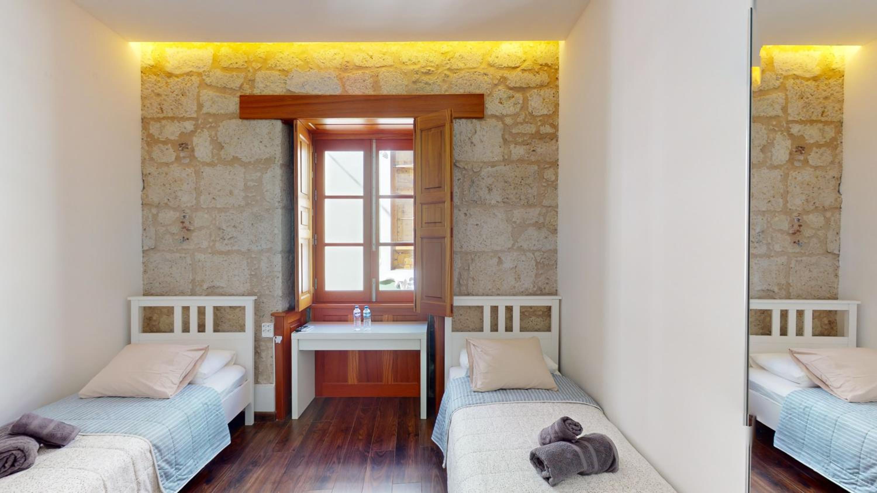 Twin Room with Shared Bathroom - Photo 4